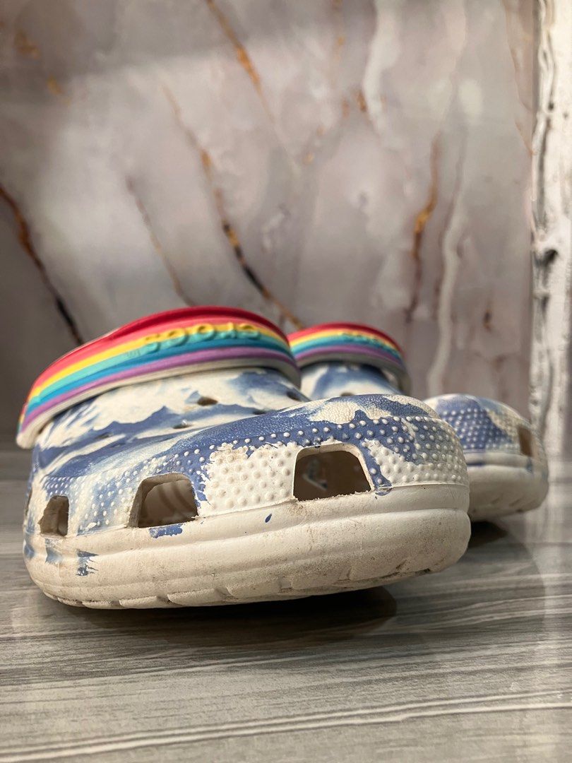 CROCS CLASSIC RAINBOW STRAP SIZE 6 MEN 7 WOMEN (Category: Flats & Sandals) located in General Mariano Alvarez. Submitted by adonid (Listing ID 1420946871, Image 2). Description: CROCS CLASSIC RAINBOW STRAP ORIGINAL CROCS CLASSIC RAINBOW STRAP GOOD CONDITION NORMAL SIGN OF USAGE ONLY SIZE 6 MEN 7 WOMEN.