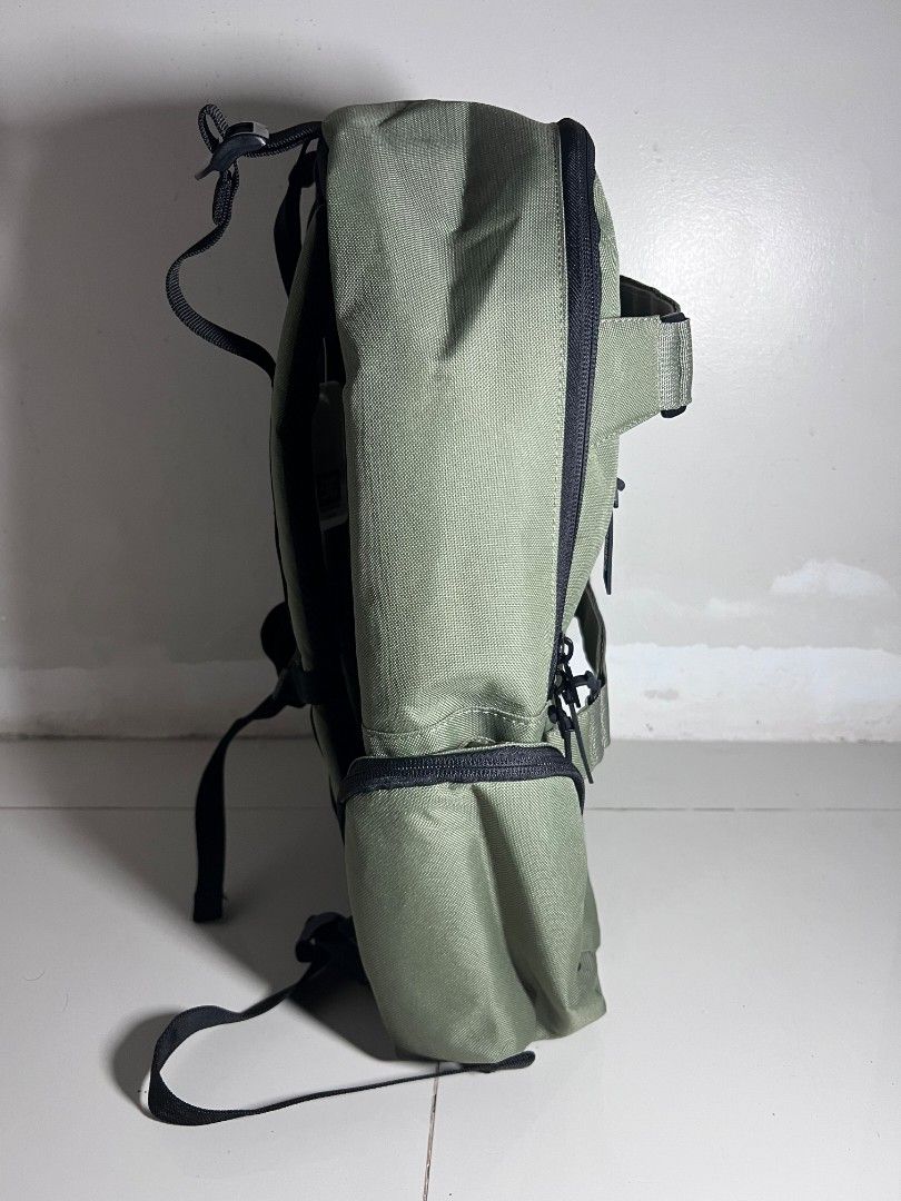 DC Shoes Breed Backpack - 22 Liters (Category: Backpacks) located in Manila. Submitted by thriftstore34 (Listing ID 1421100982, Image 2). Description: 1 large compartment Two side zip-up pockets External pocket External skate straps Padded air mesh back panel Embroidered logo on front Internal organiser on front flap Adjustable padded straps Volume: 22 L capacity Brand new with tags Mall price: 3,490 pesos Below SRP price 🏷️2,000 pesos, add ship