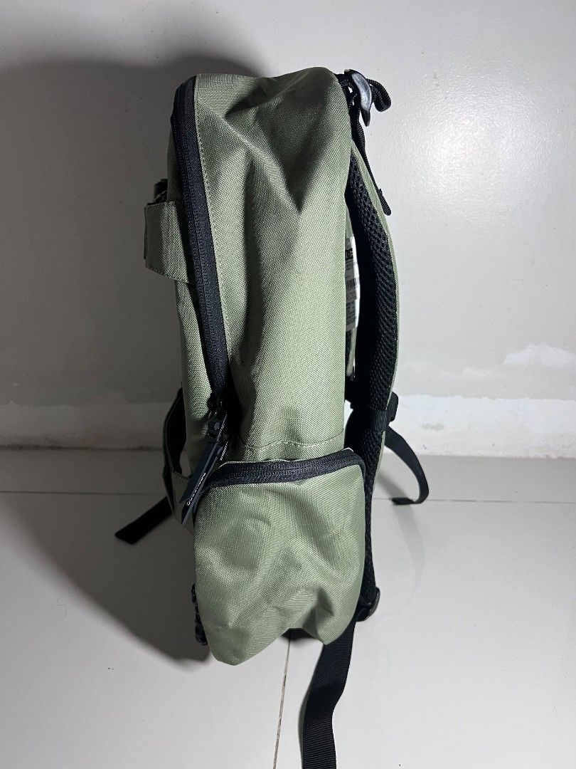 DC Shoes Breed Backpack - 22 Liters (Category: Backpacks) located in Manila. Submitted by thriftstore34 (Listing ID 1421100982, Image 3). Description: 1 large compartment Two side zip-up pockets External pocket External skate straps Padded air mesh back panel Embroidered logo on front Internal organiser on front flap Adjustable padded straps Volume: 22 L capacity Brand new with tags Mall price: 3,490 pesos Below SRP price 🏷️2,000 pesos, add ship