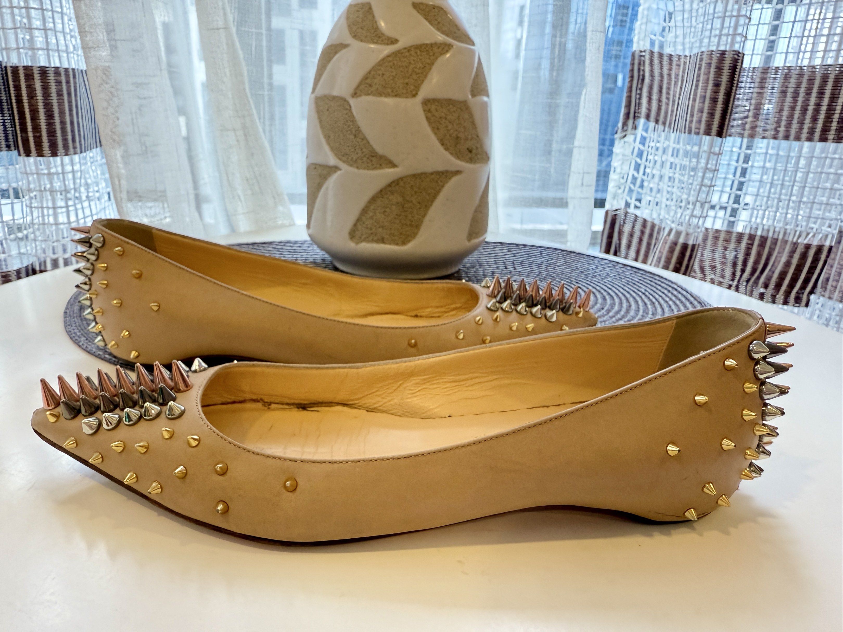 Flat shoes branded (Category: Flats & Sandals) located in Makati City. Submitted by camposbelle_shark (Listing ID 1421104977, Image 3). Description: Please choose kung Ano gusto nyo then I give you the price . Thanks .