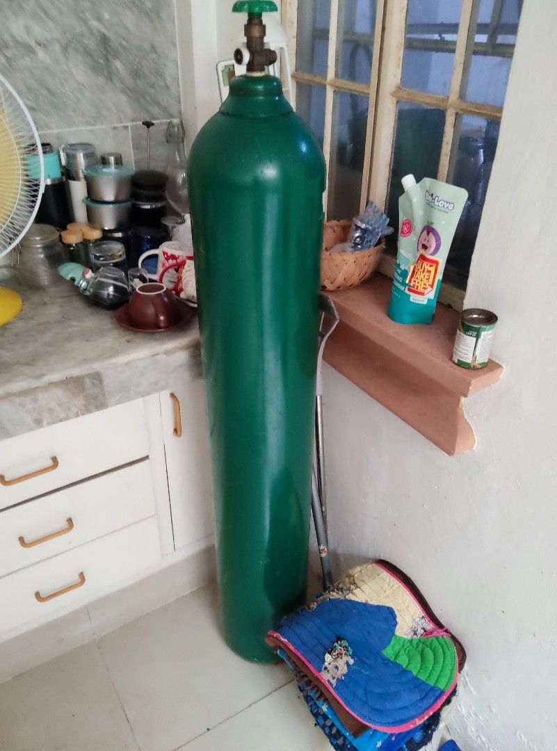 Green Oxygen Tank (Category: Medical Supplies & Tools) located in Paranaque City. Submitted by oneeight.1018 (Listing ID 1420961667, Image 2). Description: - Green oxygen tank - Includes green valve - Cylindrical shape - 50 lbs tank only - fast transaction text 09193361137 - rfs moving out - pick up pque city.