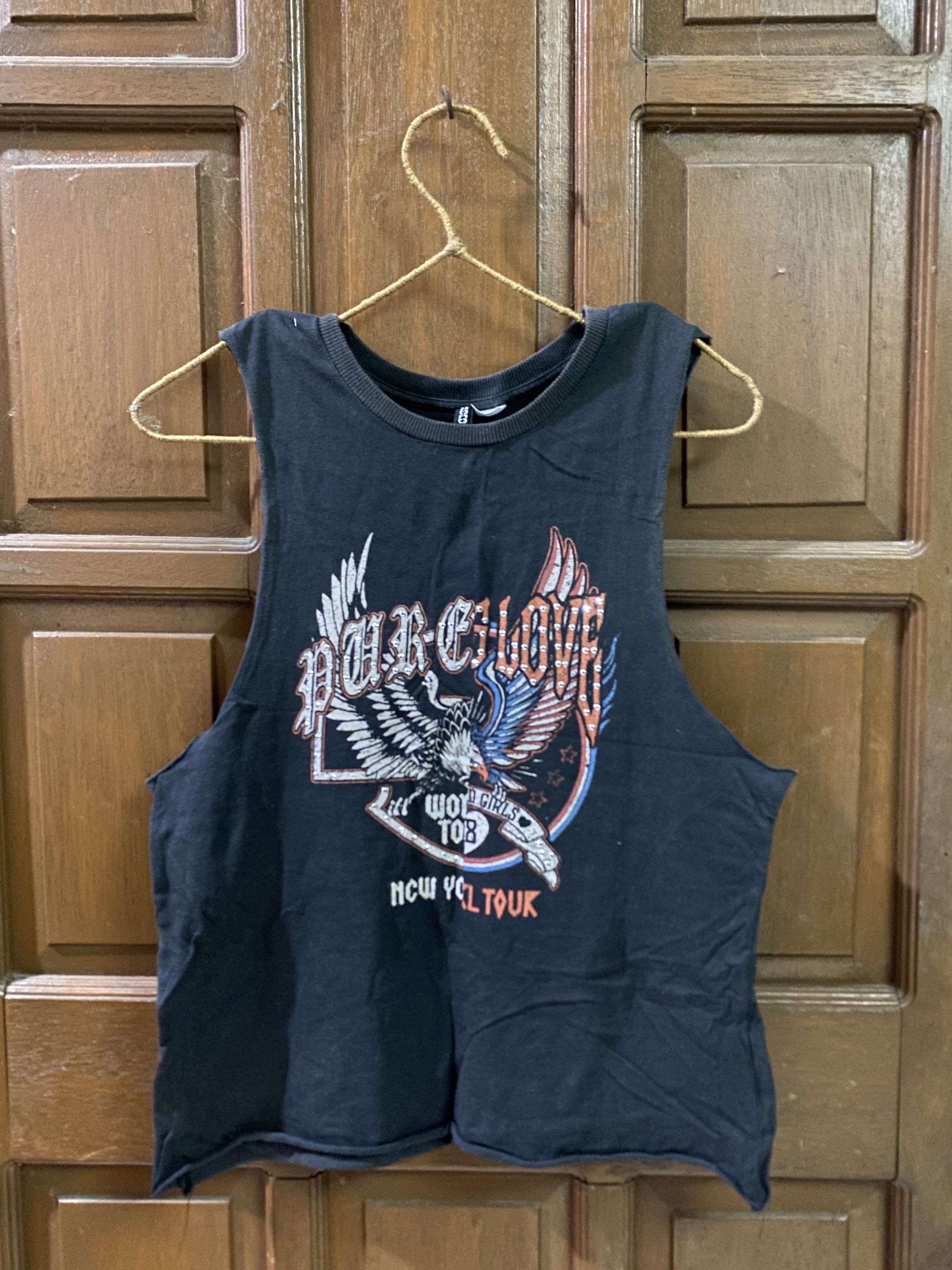 H&M Divided Pure Love Tank Top (Category: Sleeveless) located in Las Pinas. Submitted by jujurafa (Listing ID 1421057303, Image 1). Description: - H&M Divided black tank top - Size: Small (S).