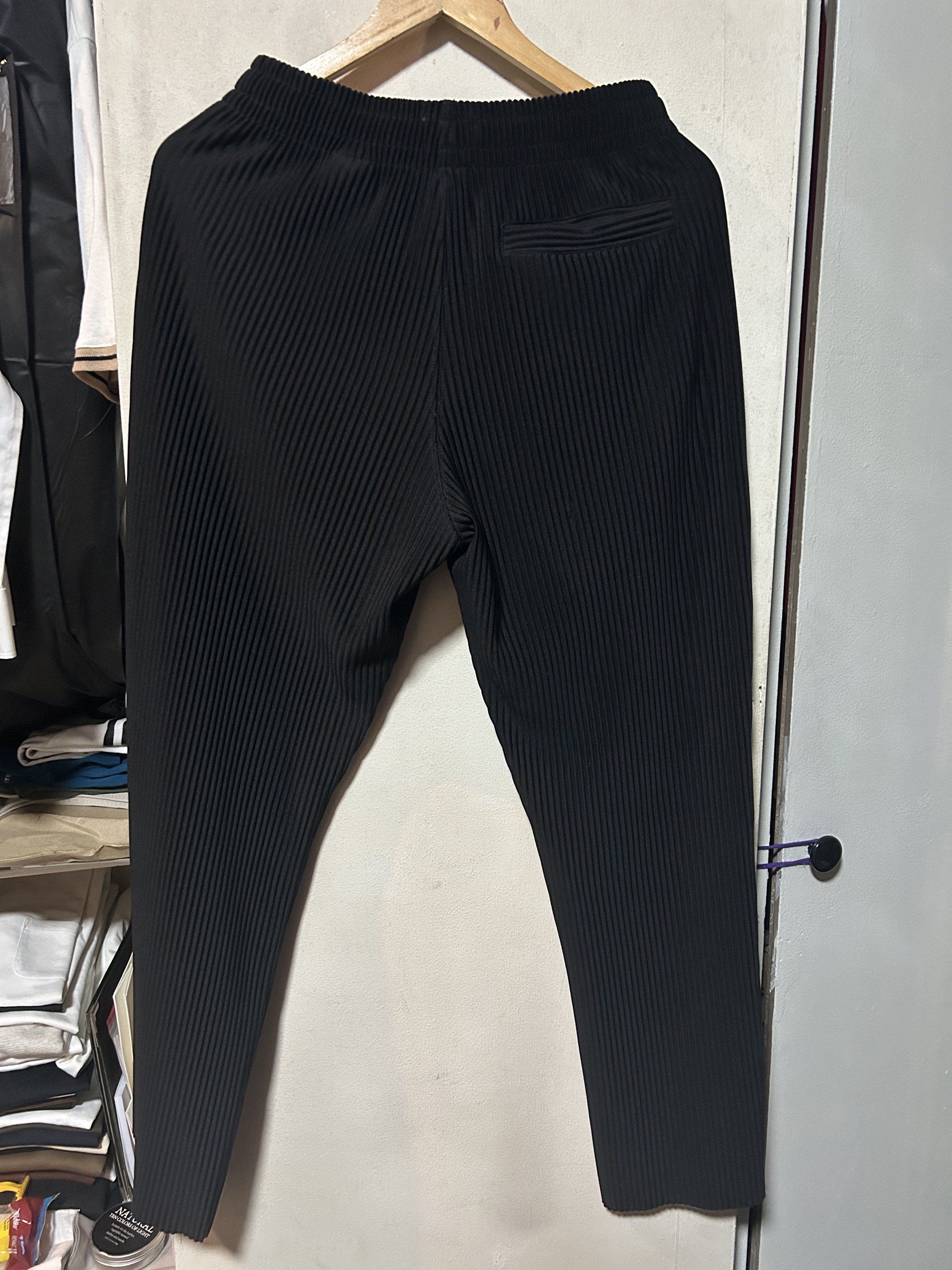 H&M Relaxed Fit Pleated Pants - Black (Category: Trousers) located in Manila. Submitted by popluxeph_ (Listing ID 1420989185, Image 2). Description: - H&M black pleated pants - Size: S - Features: Relaxed fit, elastic waistband, single back pocket - Material: Polyester and elastane blend - Made in China - Perfect for casual wear.