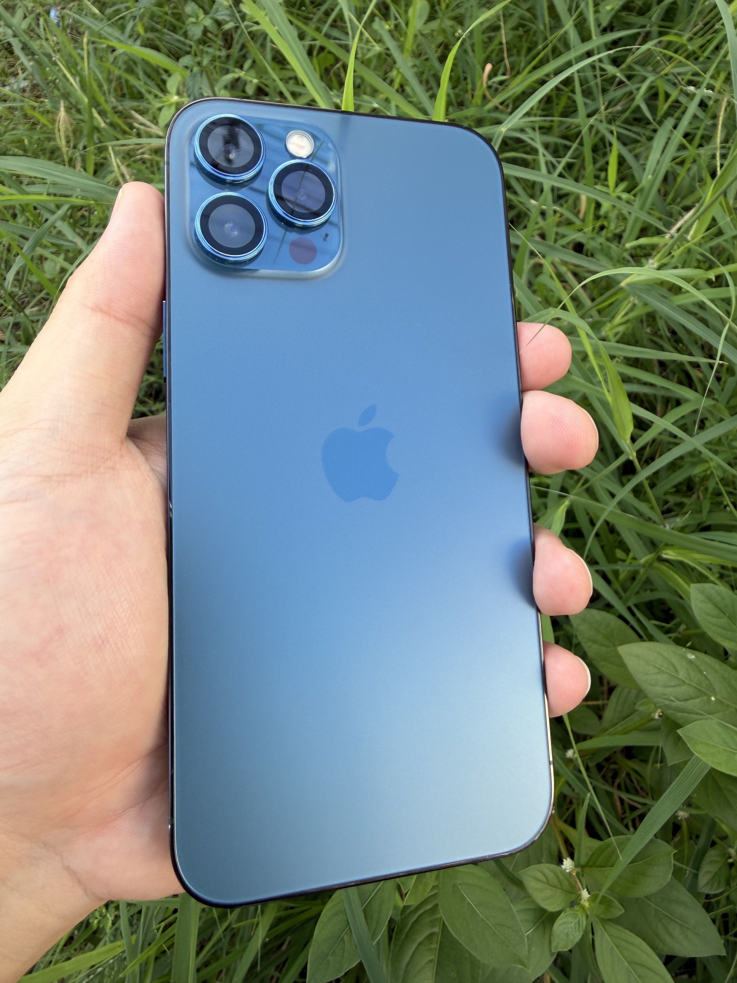 iPhone 12 Pro Max 256GB Openline (Category: iPhone 12 Series) located in Paranaque City. Submitted by krlmrtnz (Listing ID 1421024386, Image 2). Description: iPhone 12 Pro Max 256GB Openline Comes with box with same IMEI 100% Battery Health Verified Pristine Condition (Well Taken Care) Lens Protector Matte Ceramic Screen Protector Cases Included Price Is Slighlty Negotiable 📍SM Bicutan/The Podium.
