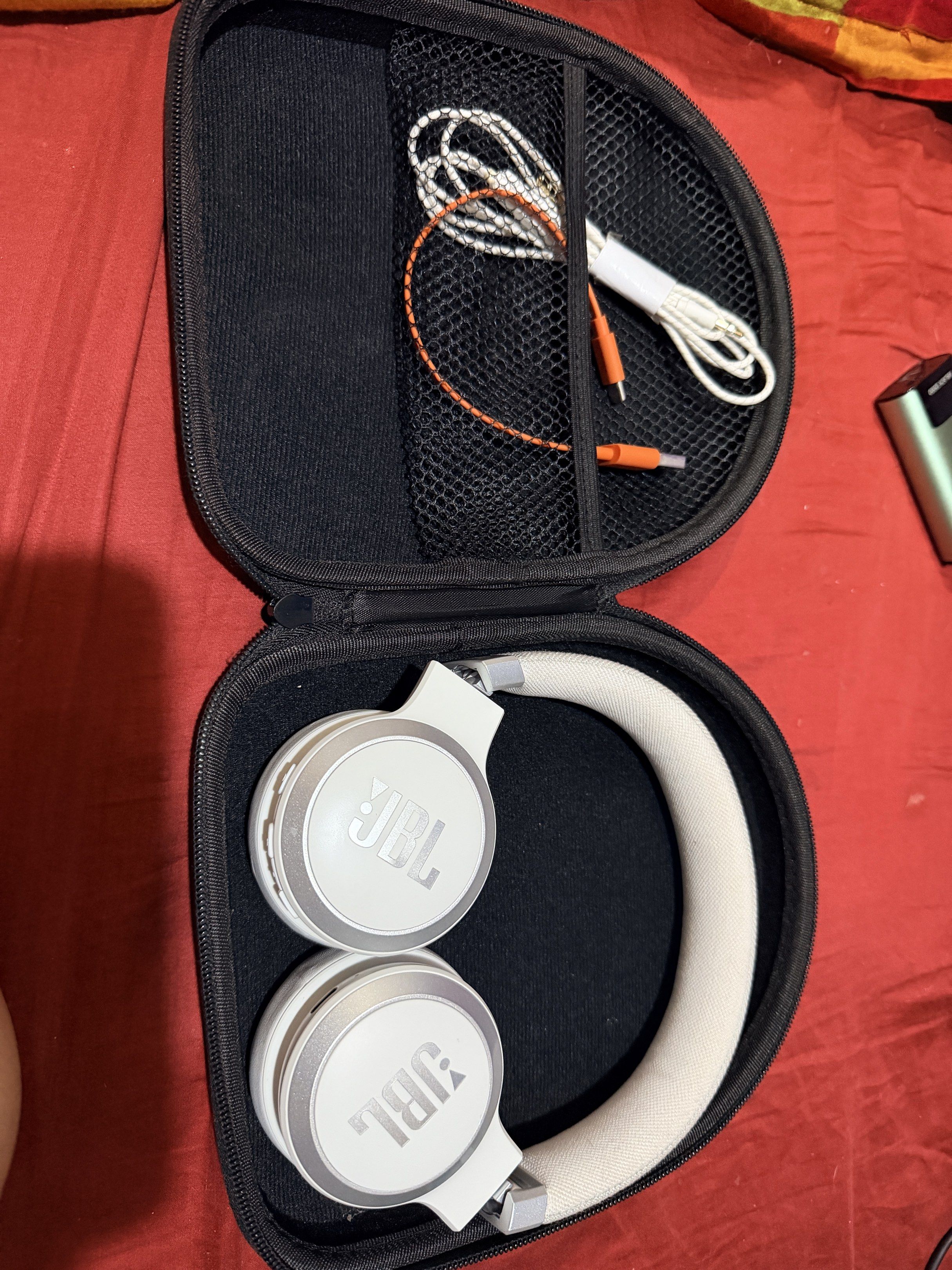 JBL 670NC Original (Category: Portable Audio Accessories) located in Paranaque City. Submitted by hannah.agupit (Listing ID 1421091070, Image 1). Description: Unit, case, headset cable and charging cable All working as usual 💯 original connected to JBL app Ready to use.
