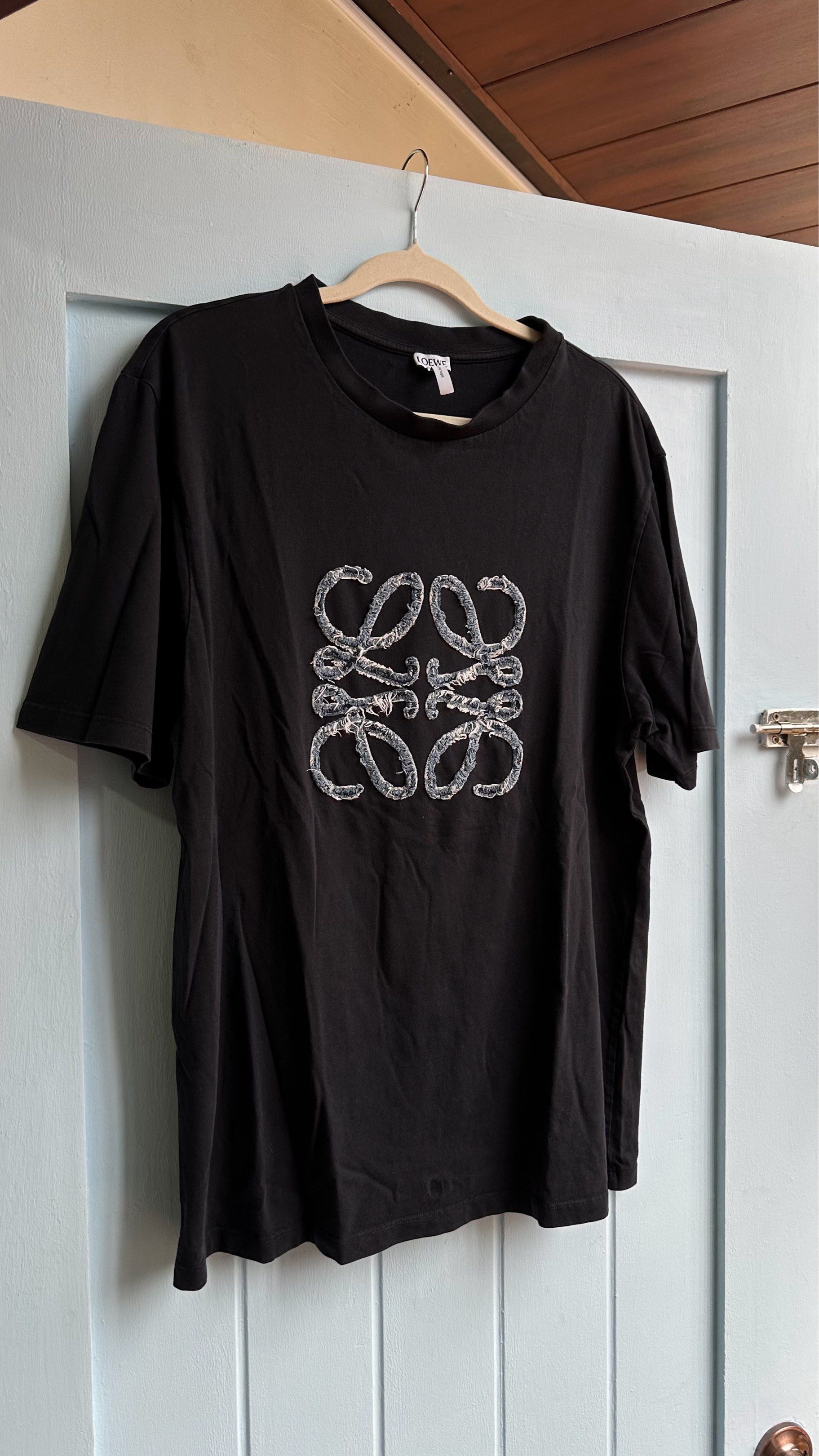 Loewe Embroidered Logo T-shirt (Category: Tshirts & Polo Shirts ) located in Legazpi City. Submitted by johnprelove (Listing ID 1421009872, Image 1). Description: 27.5" x 21".