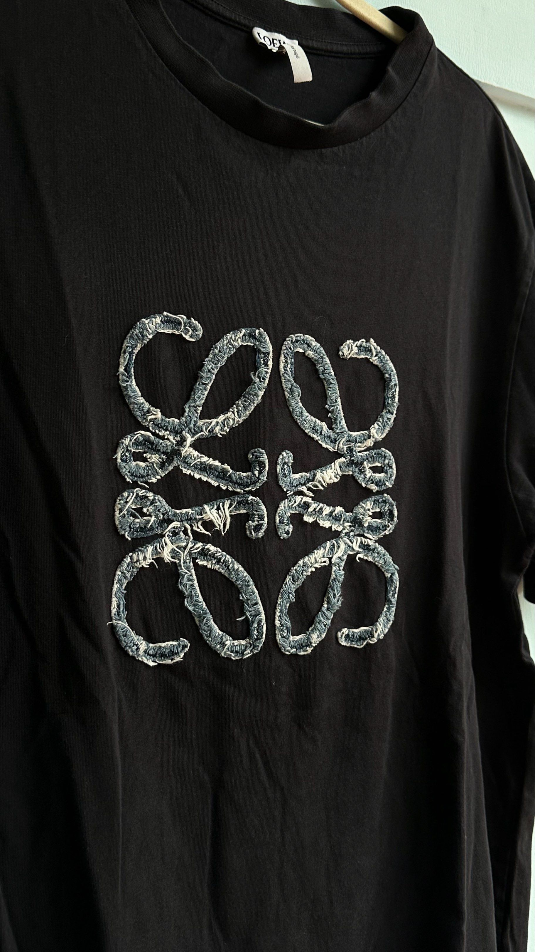 Loewe Embroidered Logo T-shirt (Category: Tshirts & Polo Shirts ) located in Legazpi City. Submitted by johnprelove (Listing ID 1421009872, Image 2). Description: 27.5" x 21".
