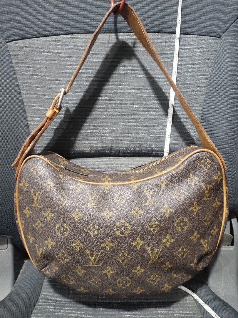 louis vuitton croissant shoulderbag (Category: Luxury Bags & Wallets) located in Baguio. Submitted by roozeydluc (Listing ID 1421082396, Image 1). Description: coated canvas material medium size L:12.7" W:1.9" H:7.5" 🔎deep rubs & mga small butas sa inner lining 🔎dinikit ung dulo ng strap nya at pinaghiwalay.hindi po sya bakbak 🔎very light dot size discoloration sa strap 🔎light rubs sa edges ng base ✓1 zippered compartment with 2 open inside p