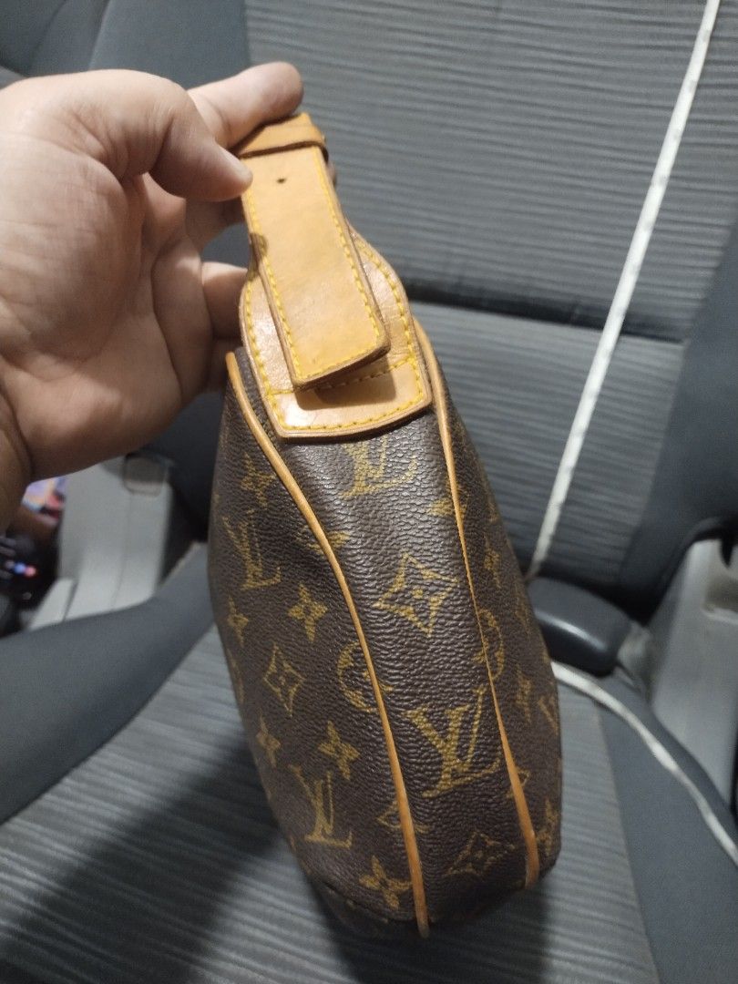 louis vuitton croissant shoulderbag (Category: Luxury Bags & Wallets) located in Baguio. Submitted by roozeydluc (Listing ID 1421082396, Image 2). Description: coated canvas material medium size L:12.7" W:1.9" H:7.5" 🔎deep rubs & mga small butas sa inner lining 🔎dinikit ung dulo ng strap nya at pinaghiwalay.hindi po sya bakbak 🔎very light dot size discoloration sa strap 🔎light rubs sa edges ng base ✓1 zippered compartment with 2 open inside p