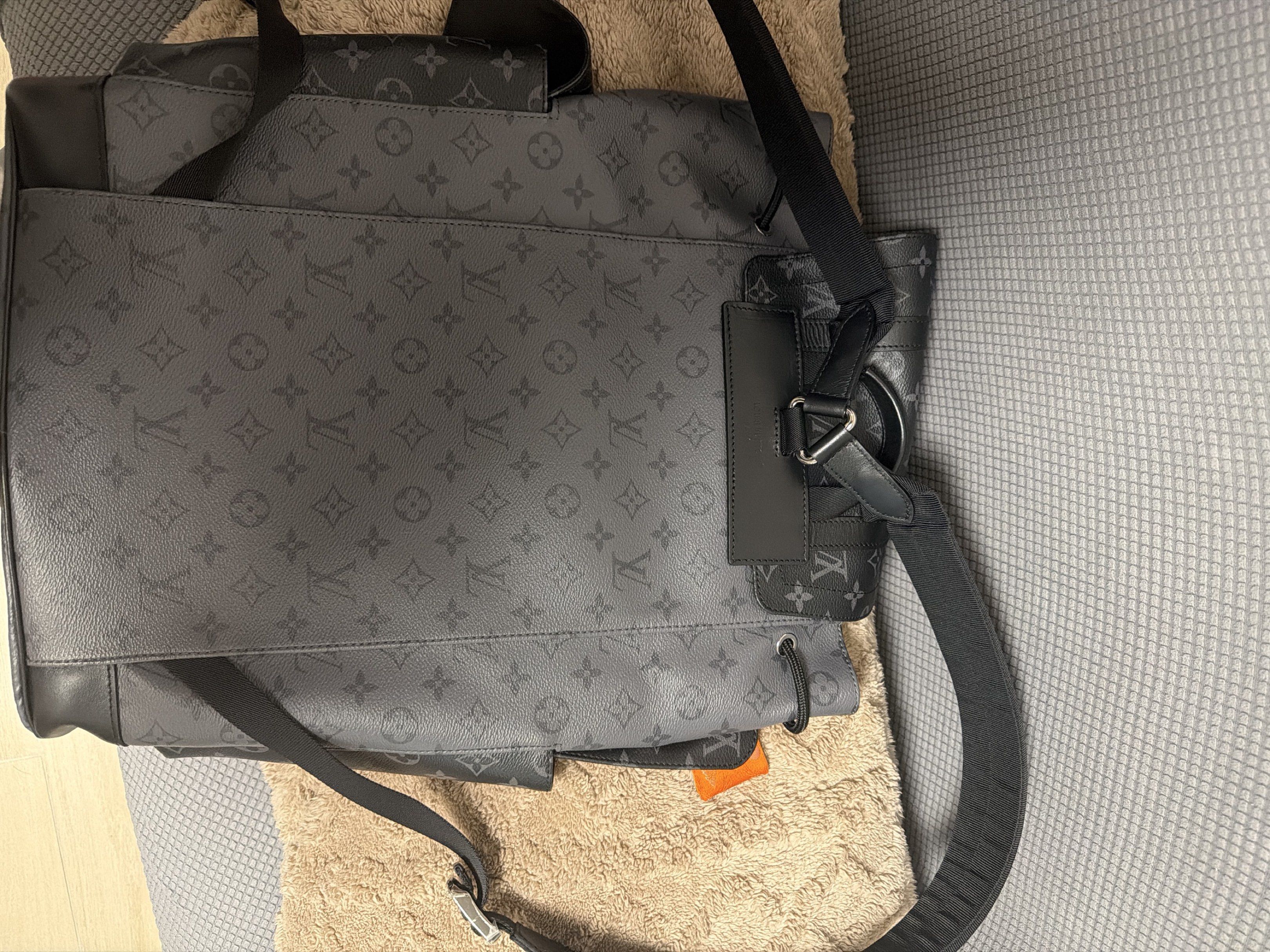 Louis Vuitton Monogram Eclipse Backpack （分類：手袋及銀包）位於 Hong Kong。 由 billy1234lol 提交（商品編號 1421101224，圖片 2）。簡介： 這是一款Louis Vuitton Monogram Eclipse背包，採用標誌性的Monogram Eclipse帆布製成。背包設計時尚，配有黑色皮革細節和可調節肩帶。它有多個隔層和口袋，方便收納物品。背包的正面有兩個帶扣的口袋，增加了額外的儲存空間。整體設計簡潔，適合日常使用。。