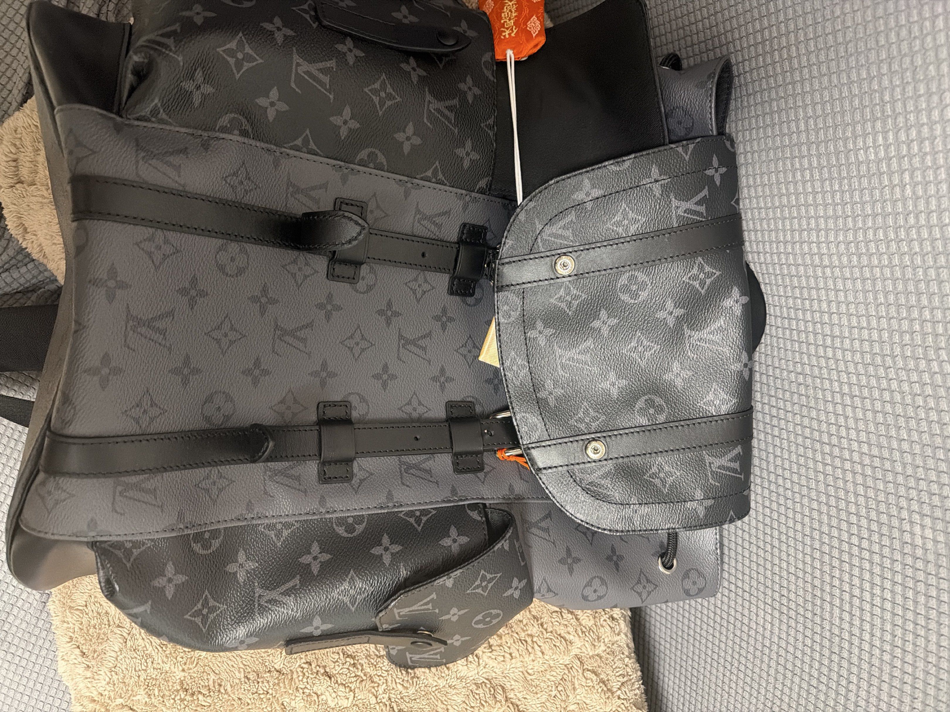 Louis Vuitton Monogram Eclipse Backpack （分類：手袋及銀包）位於 Hong Kong。 由 billy1234lol 提交（商品編號 1421101224，圖片 1）。簡介： 這是一款Louis Vuitton Monogram Eclipse背包，採用標誌性的Monogram Eclipse帆布製成。背包設計時尚，配有黑色皮革細節和可調節肩帶。它有多個隔層和口袋，方便收納物品。背包的正面有兩個帶扣的口袋，增加了額外的儲存空間。整體設計簡潔，適合日常使用。。