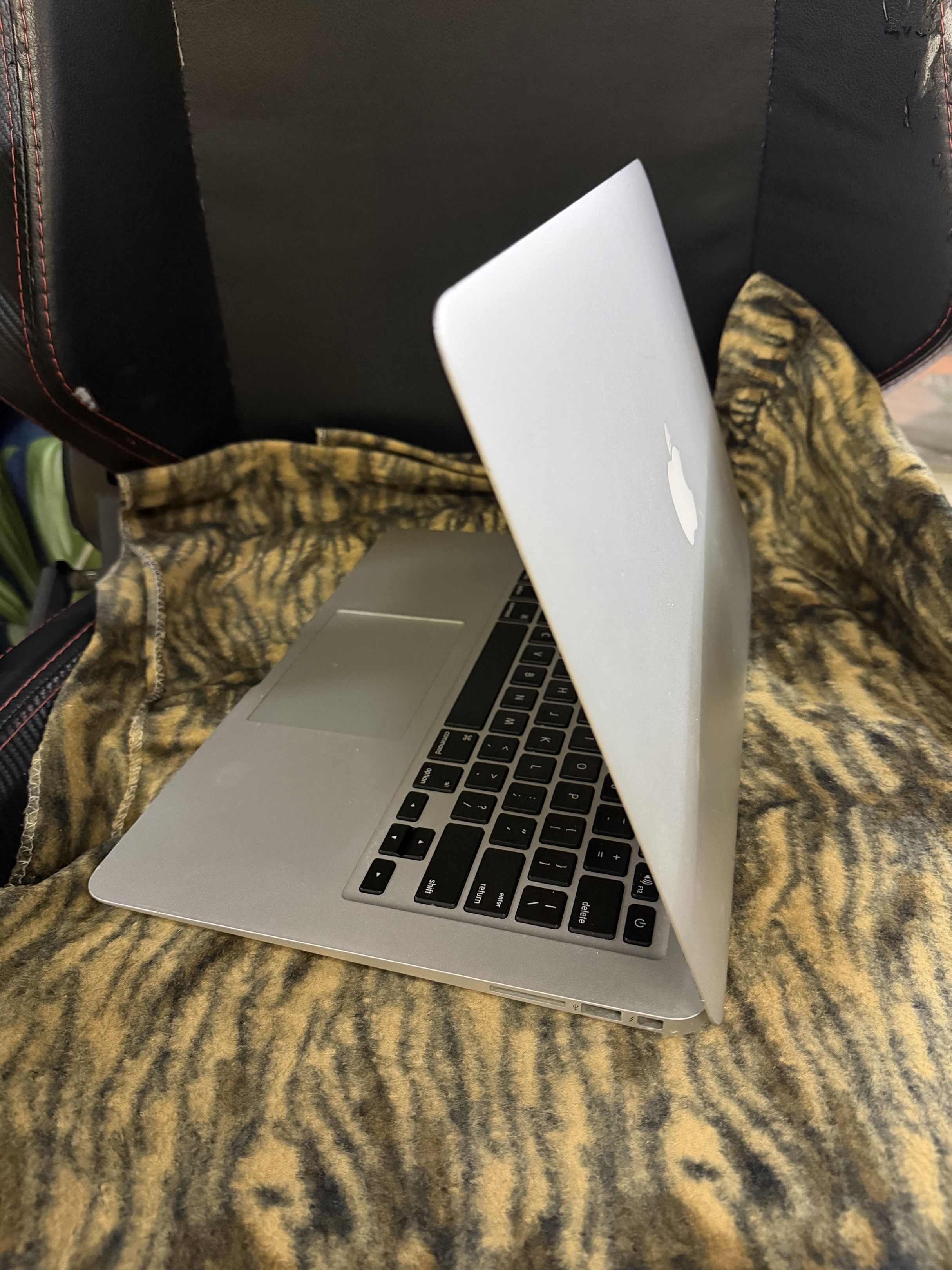 Macbook Air 13 inch early 2015 (Category: Laptops & Notebooks) located in Quezon City. Submitted by sebdj (Listing ID 1420994824, Image 2). Description: Macbook Air Early 2015 13 inch 1.6ghz Dual core Core i5 4gb memory 121gb flash storage Comes with charger All flaws posted But works perfectly fine LOC 📍New Manila QC Thank you! .