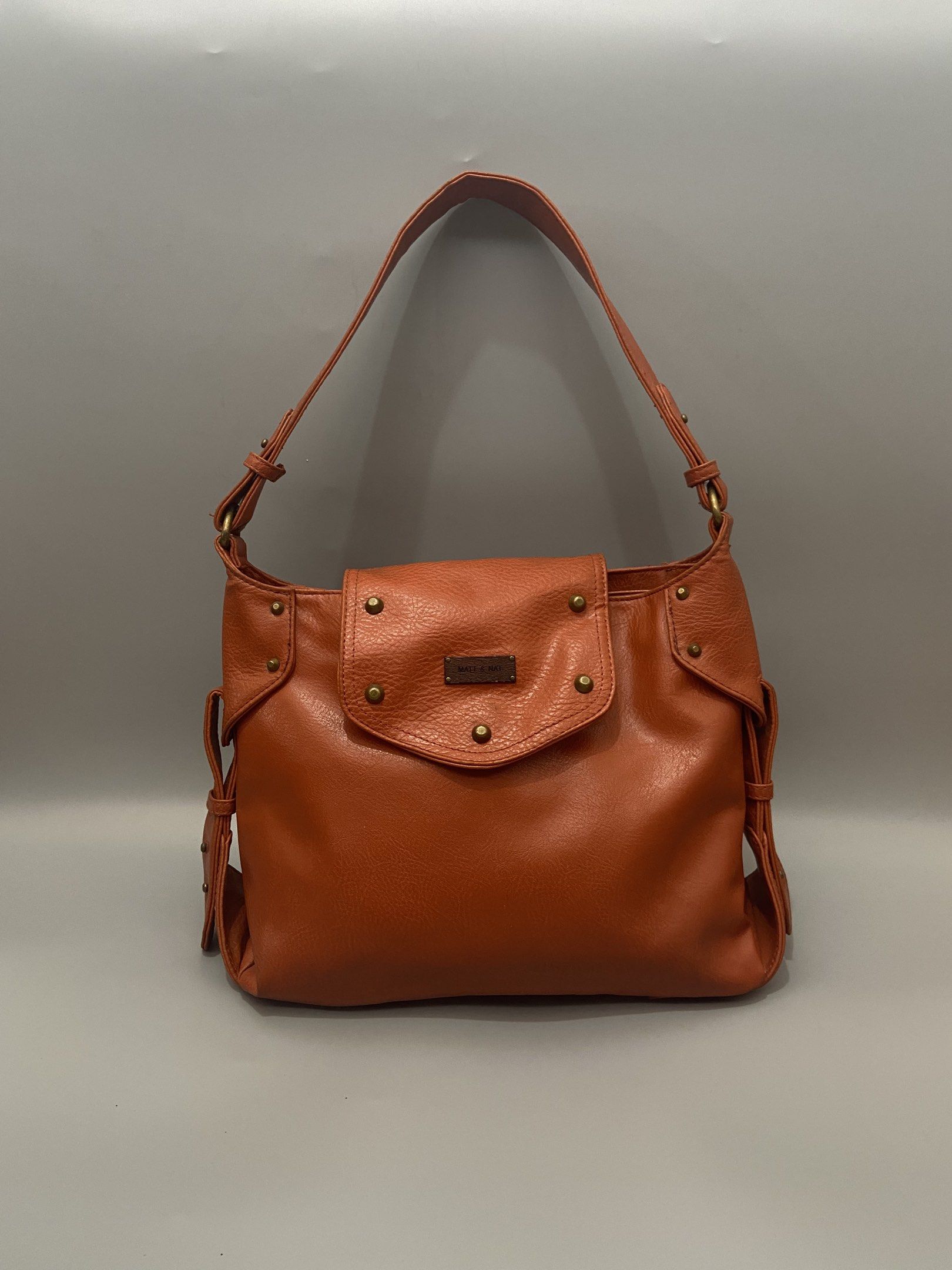 Matt and nat shoulder bag (Category: Luxury Bags & Wallets) located in Mabalacat. Submitted by alternativegoods.co (Listing ID 1421099243, Image 1). Description: .
