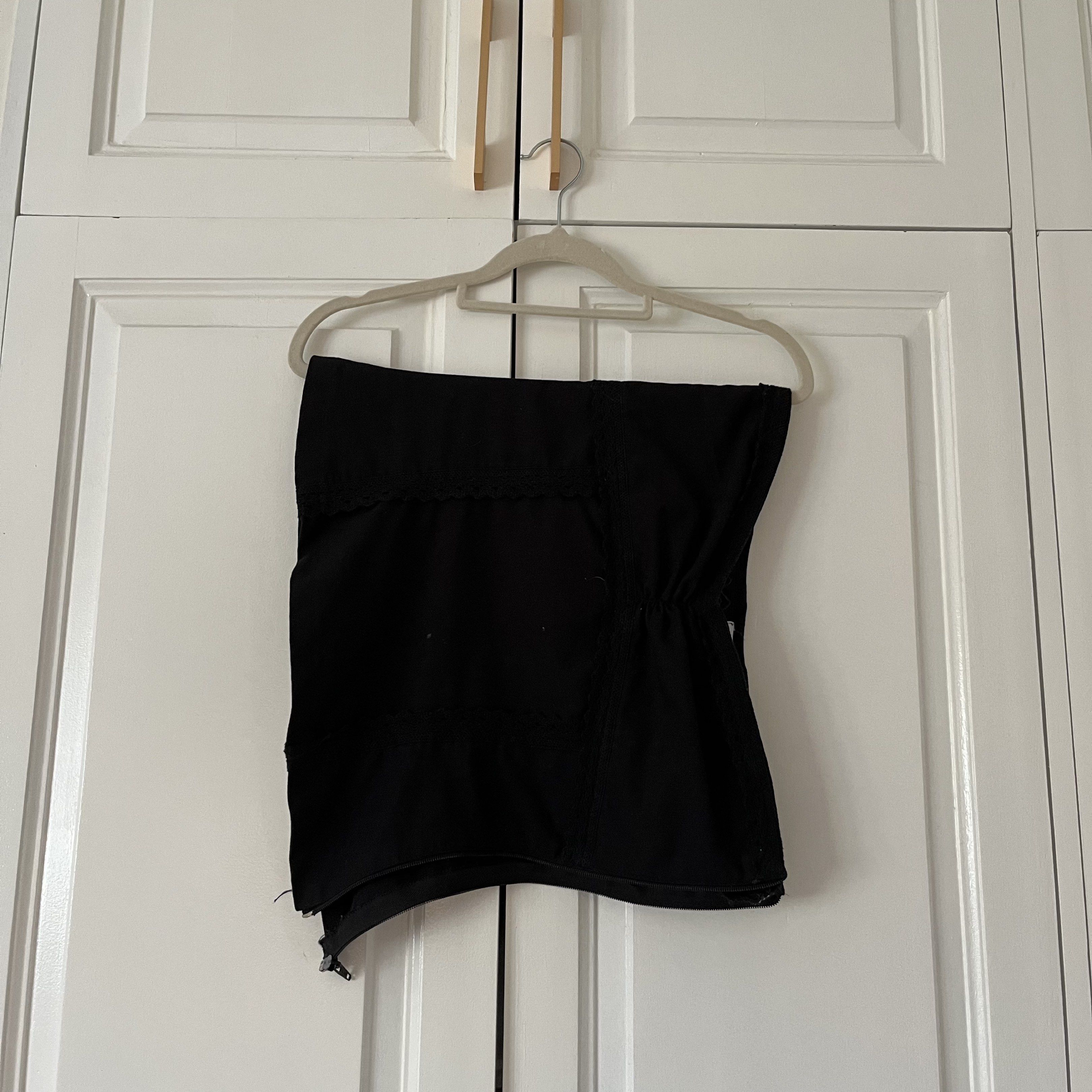 Miu the Label Black Goldi Top (Category: Others Tops) located in Paranaque City. Submitted by impulsiveasf (Listing ID 1421019388, Image 3). Description: .