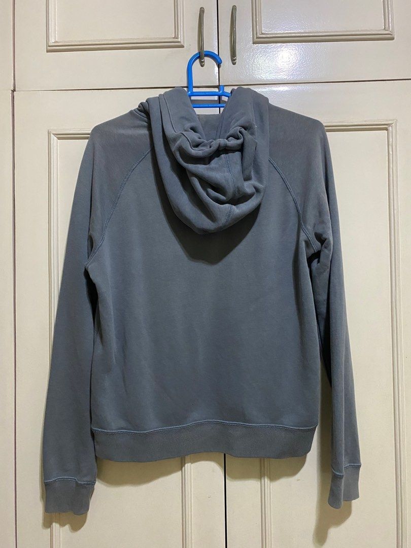 Nike Big Swoosh Hoodie (Category: Coats, Jackets and Outerwear) located in Taytay. Submitted by earlgotgame (Listing ID 1421038876, Image 3). Description: Fits Medium Dimes: 20”x23”.