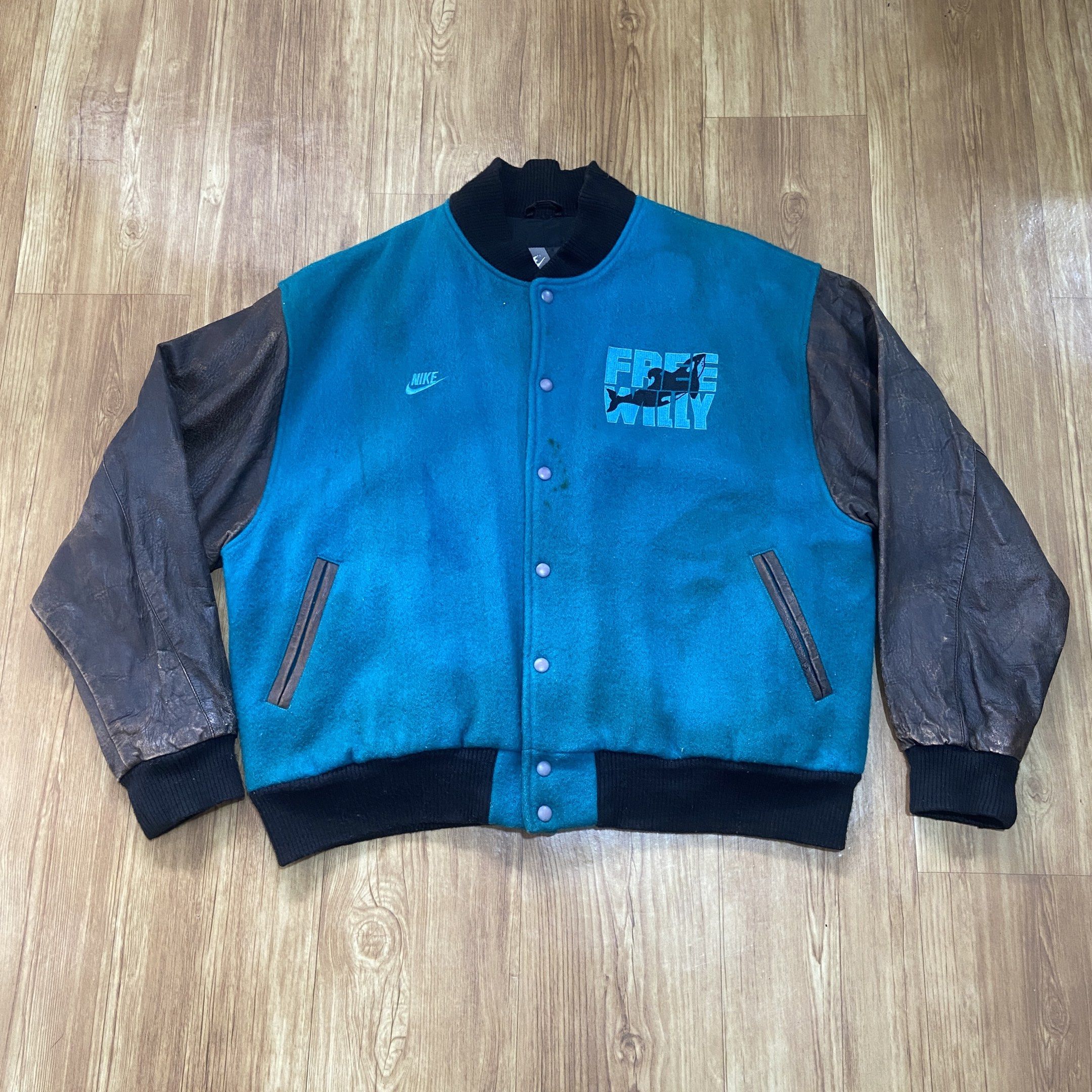 Nike Warner Bros. Pictures Jacket XL (Category: Coats, Jackets and Outerwear) located in Binangonan. Submitted by ixeescu (Listing ID 1421007442, Image 2). Description: AS PACK ONLY NO SPLIT VINTAGE RARE JACKET/SHIRT -Warner bros Nike Material: wool/leather Dimes:26x27 -Bugs Bunny shirt Dimes: 20x27 medium -Looney tunes vest Dimes: 22x26.5 DM me for the complete photos of the other issues 15k or OBO.