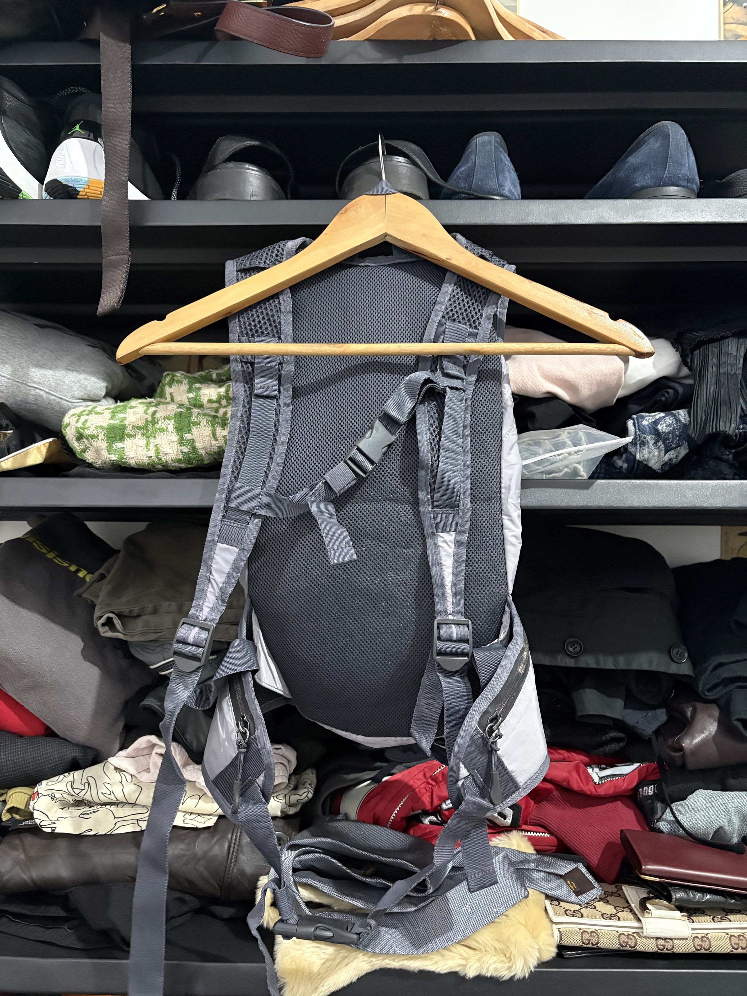 NWT ADIDDAS-STELLA MCCARTNEY ADIZERO RUNNING BAGPACK (Category: Backpacks) located in Naga. Submitted by sislovesme (Listing ID 1421070078, Image 3). Description: -8.5/10 Condition -Issue Sign Of use, SweatStain check pics -One Size.