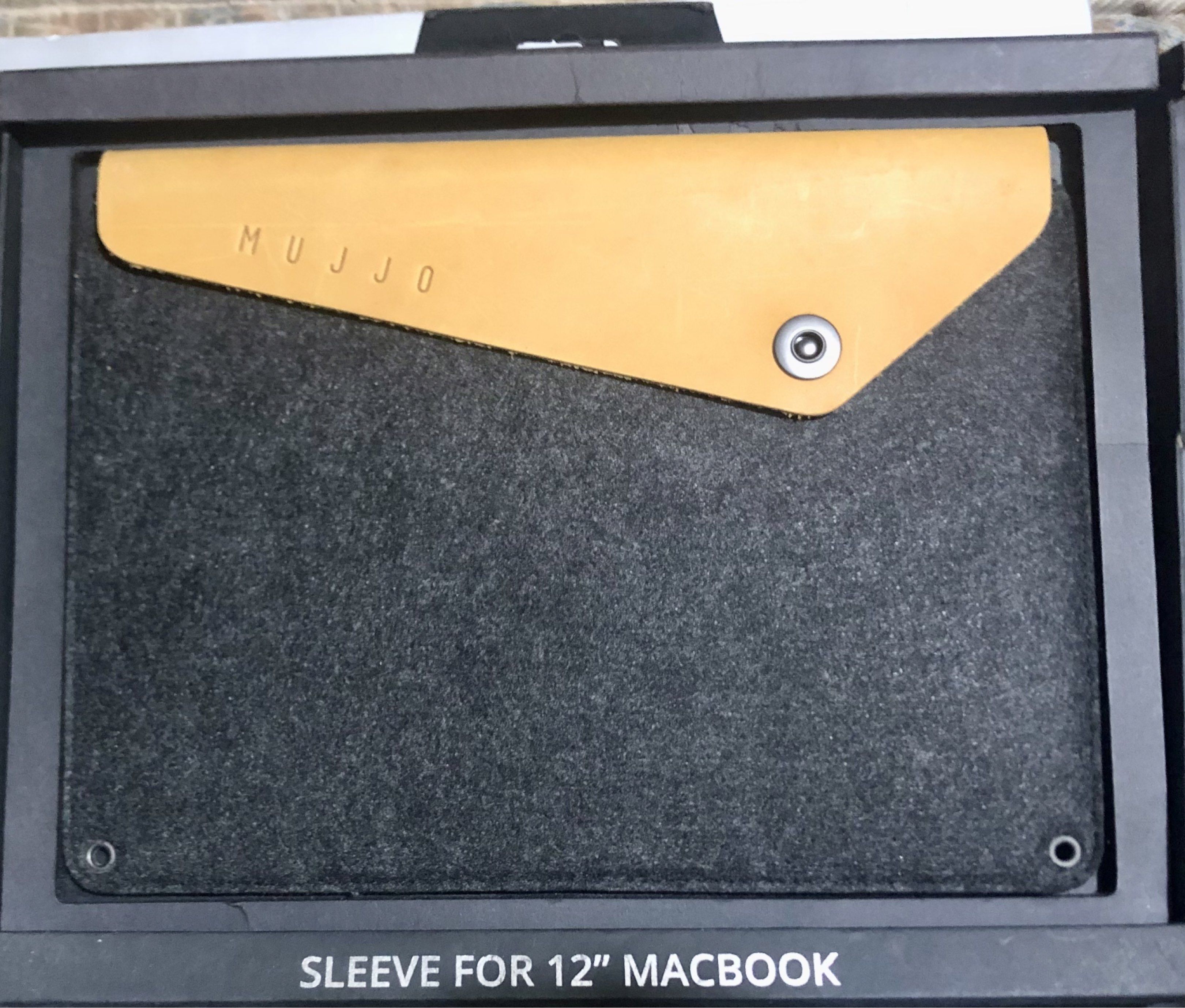 Original Mujjo Sleeve Case for Apple MacBook 12 (Category: Laptop Bags & Sleeves) located in Quezon City. Submitted by kelseysgadgets (Listing ID 1420980286, Image 1). Description: Brand new and Original Mujjo Sleeve Case for Apple MacBook 12. Dutch craftsmanship. Made from full-grain tanned vegetable leather combined with water-repellant / anti-peeling 3.5mm wool felt. Compatible with MacBook Pro 16. Retail price is 3.3k. Tan/Black color availab