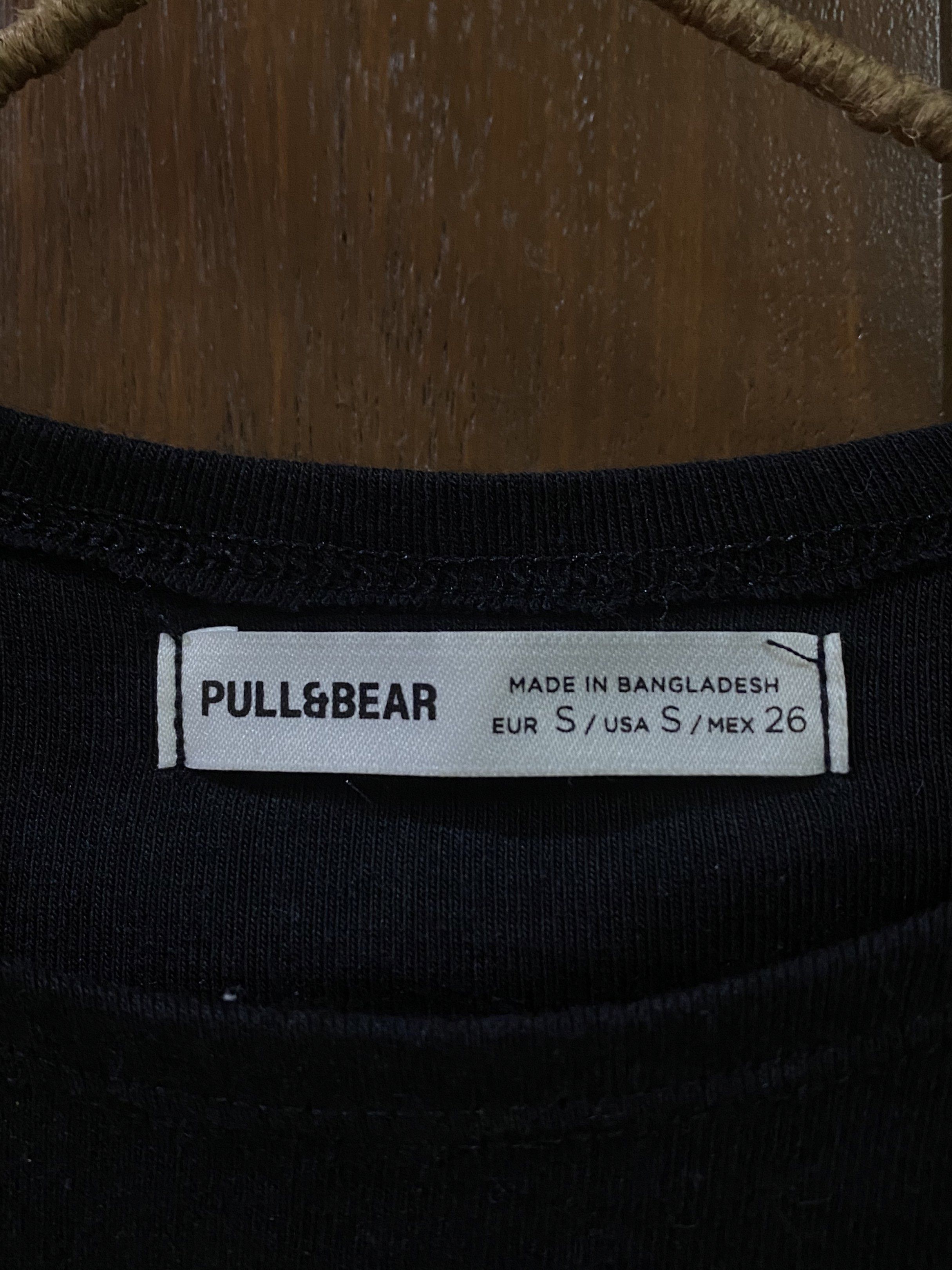 Pull&Bear Black Short Sleeves T-shirt - Size S (Category: Shirts) located in Las Pinas. Submitted by jujurafa (Listing ID 1421055418, Image 2). Description: - Brand: Pull&Bear - Color: Black - Size: S - Neckline: Round - Sleeves: Short .