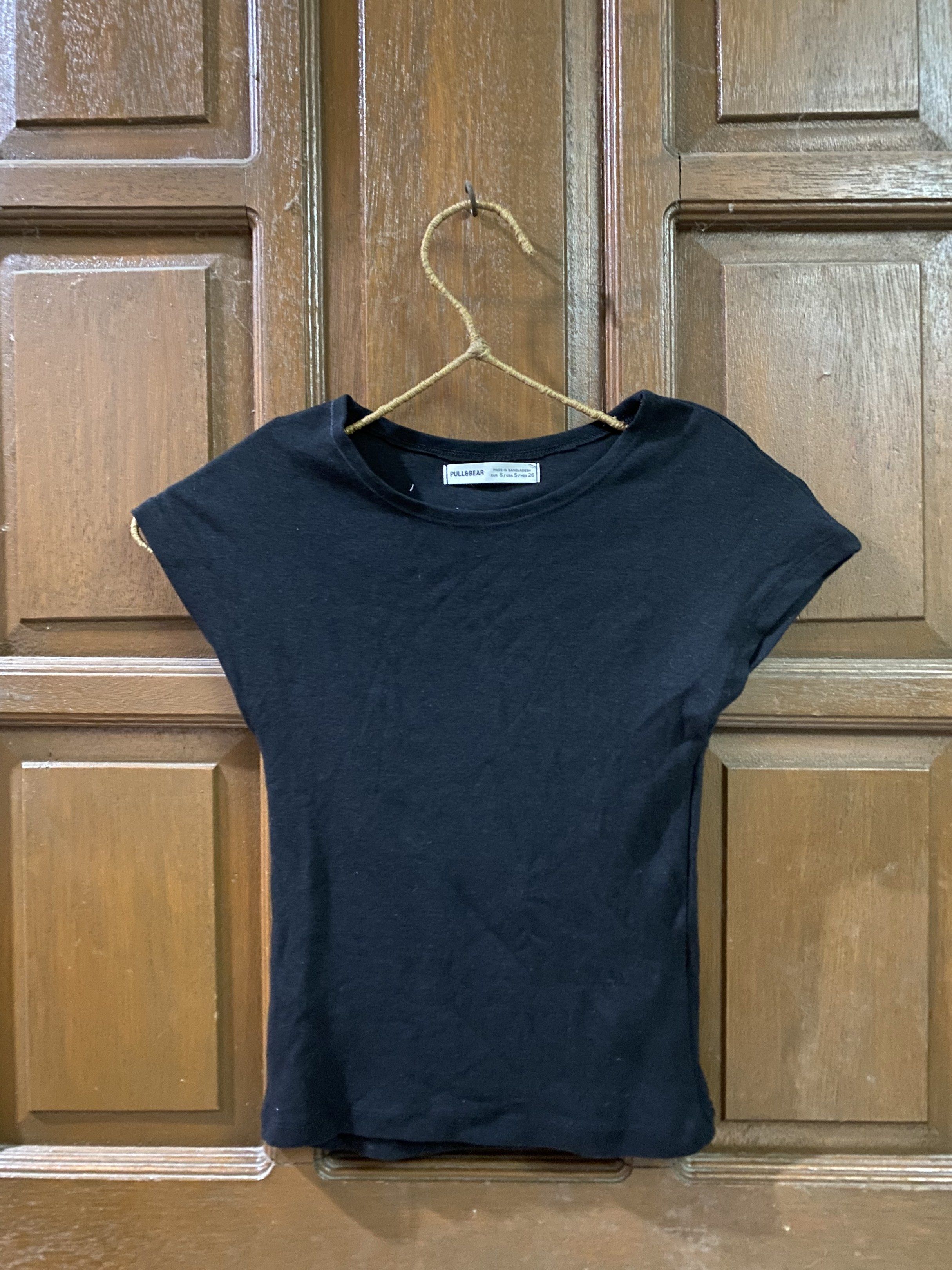 Pull&Bear Black Short Sleeves T-shirt - Size S (Category: Shirts) located in Las Pinas. Submitted by jujurafa (Listing ID 1421055418, Image 1). Description: - Brand: Pull&Bear - Color: Black - Size: S - Neckline: Round - Sleeves: Short .
