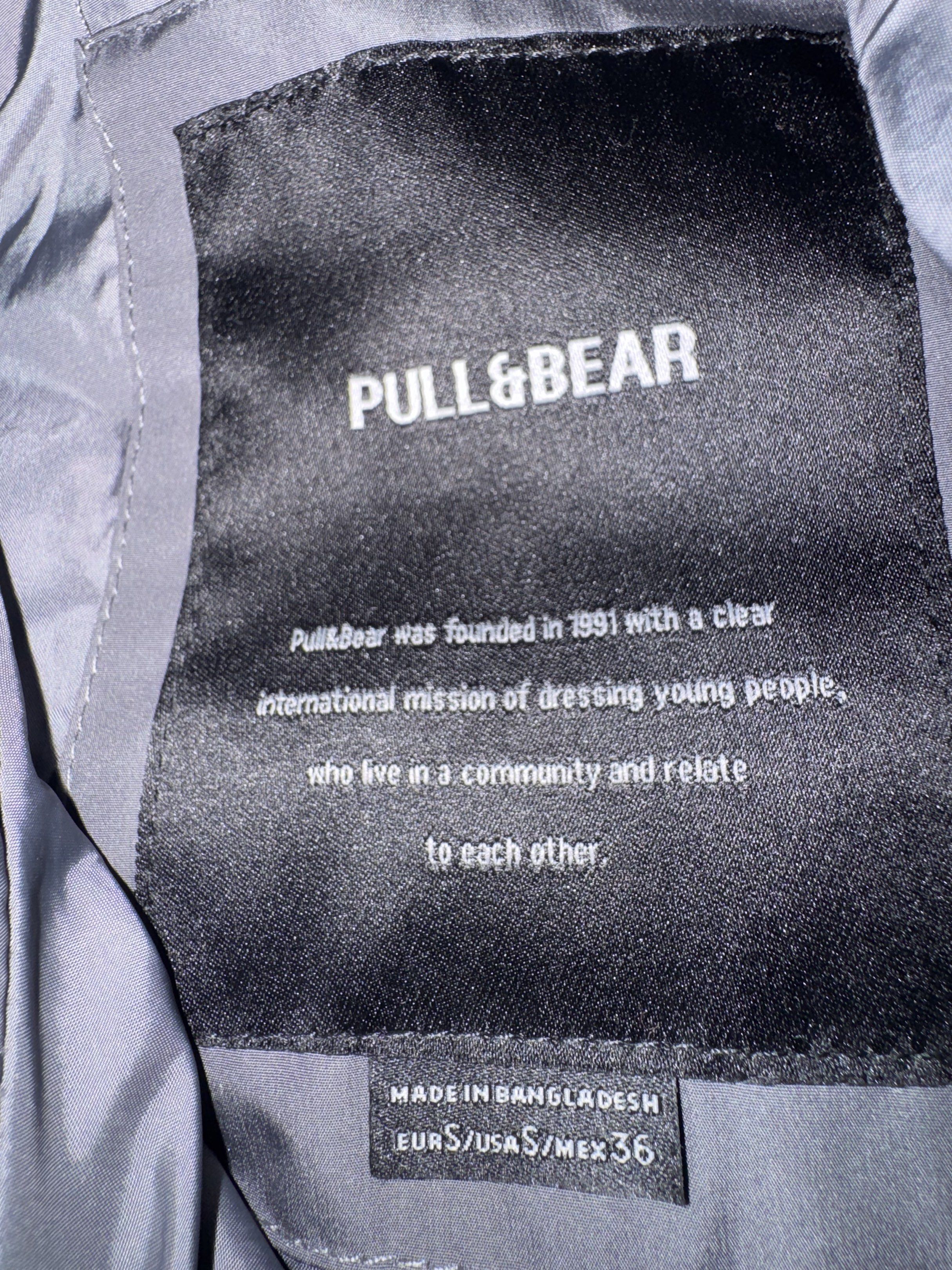 Pull&Bear jacket (Category: Coats, Jackets and Outerwear) located in Kuala Lumpur. Submitted by mohdzmzm (Listing ID 1420969516, Image 2). Description: - Pull&Bear hooded jacket - Size: S/MEX 36 - Color: Grey - Features a full-zip closure Retail price RM299 .