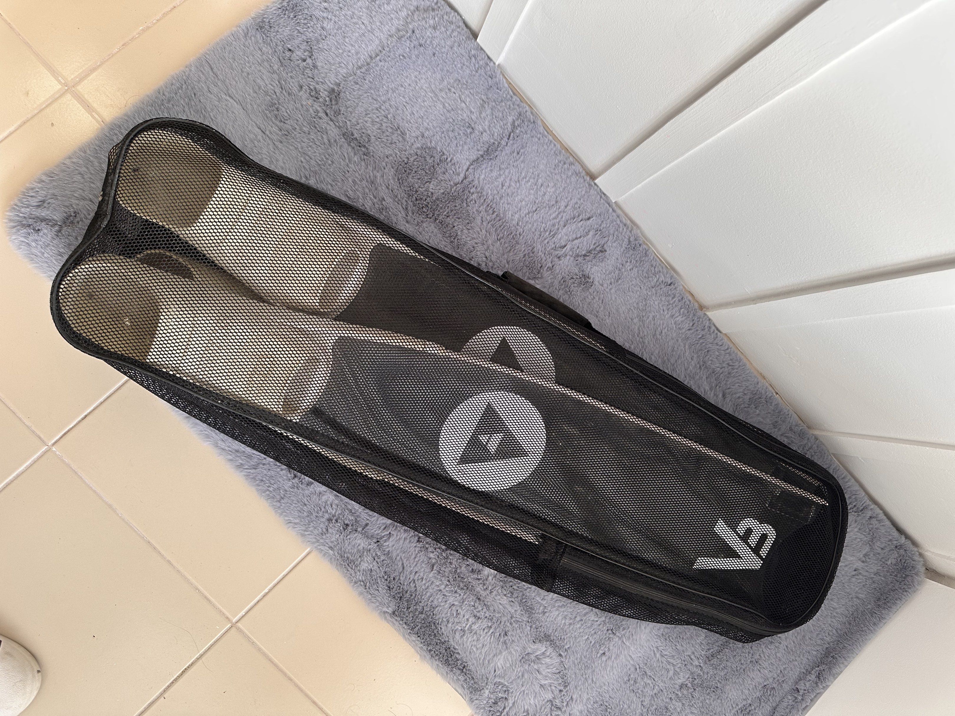 Pure Carbon Long Leaderfins (Category: Water Sports) located in Manila. Submitted by lukedca (Listing ID 1420963415, Image 1). Description: For sale, pure carbon long leaderfins with protective V3 decals Soft stiffness 35-36cm 41-42cm Used twice, rfs: quit diving. Ortigas location. 17k both..