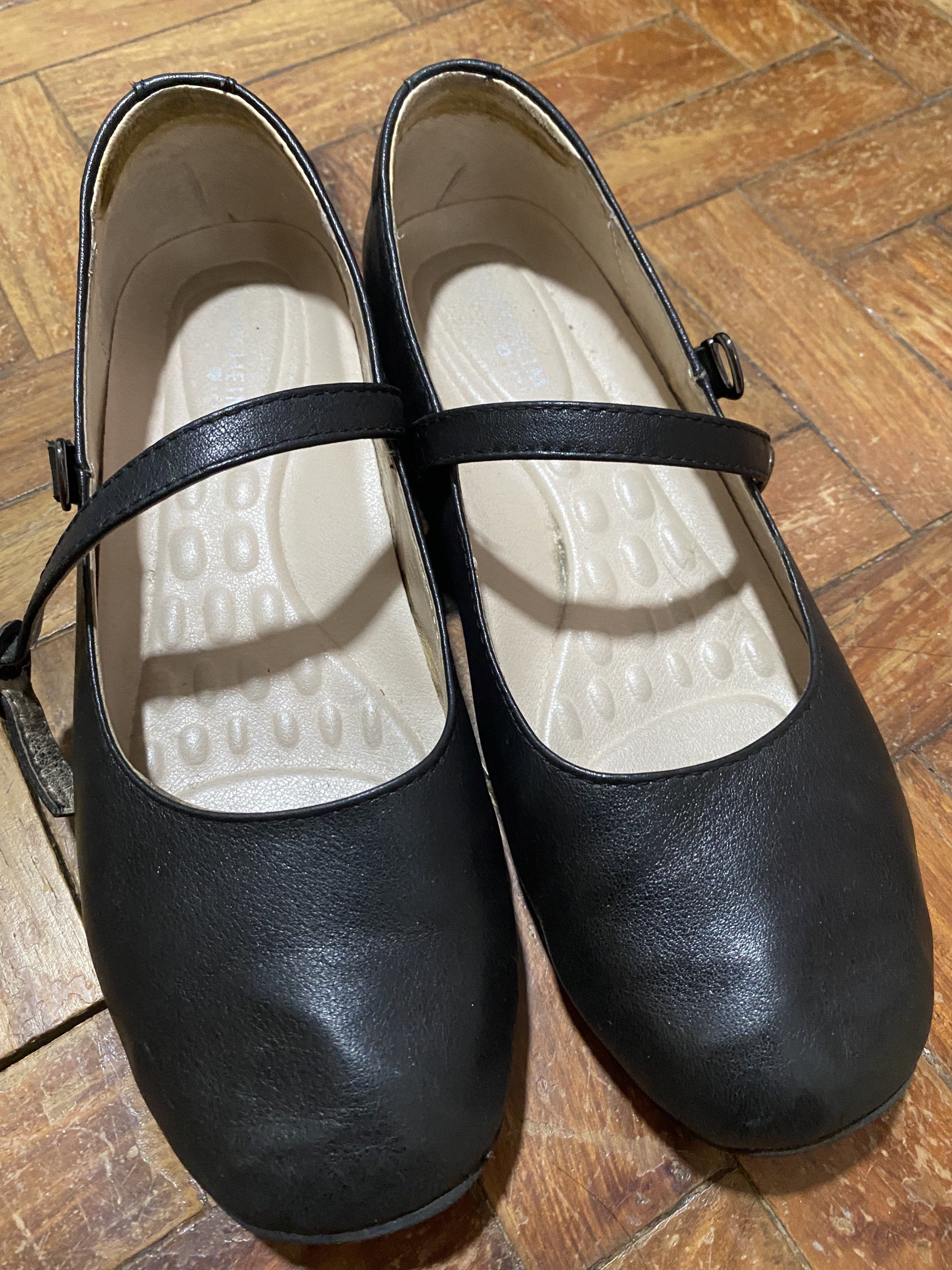 School shoes girls (Category: Flats & Sandals) located in Quezon City. Submitted by kheiO1130 (Listing ID 1421017811, Image 1). Description: Well used.