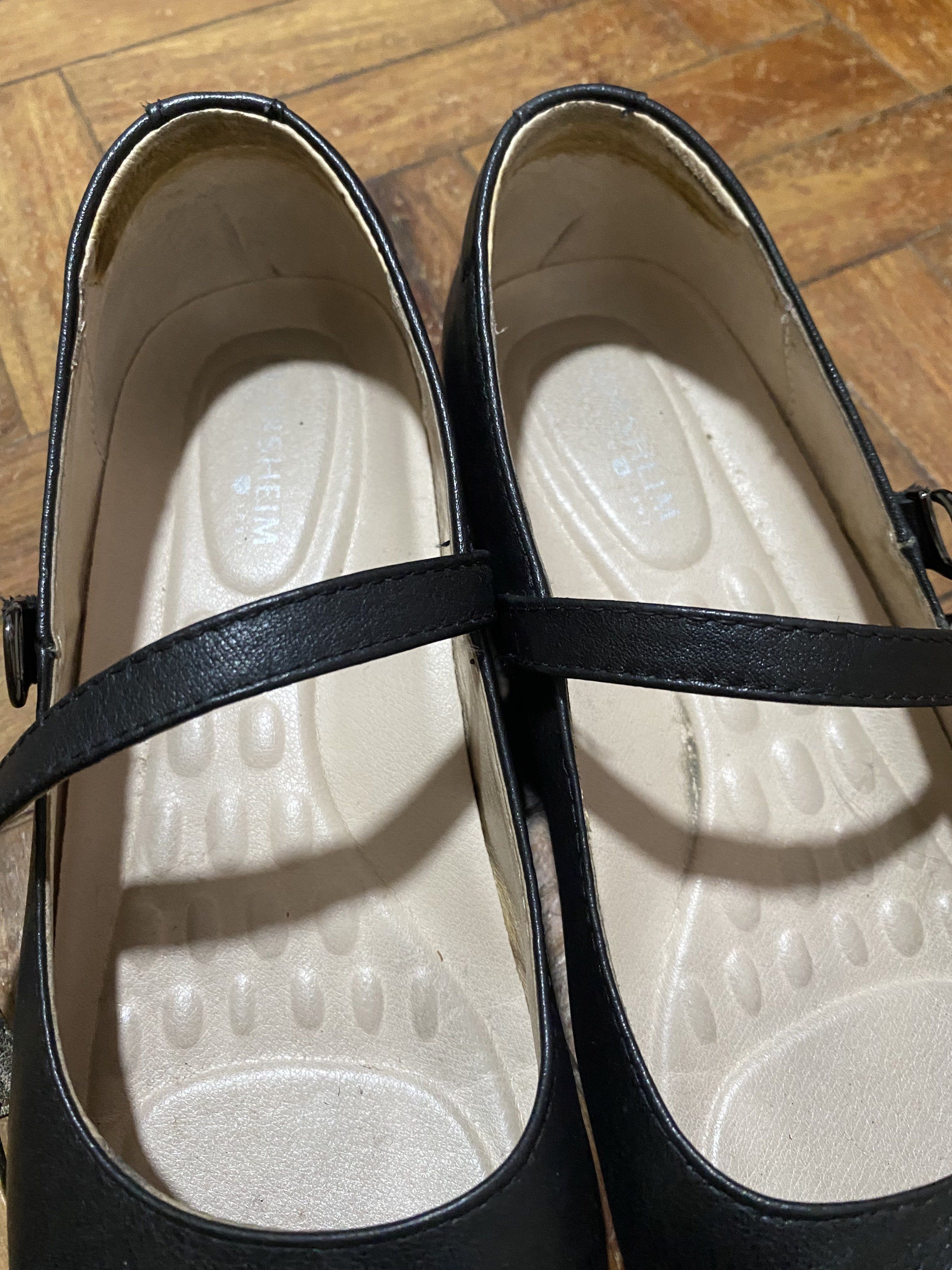 School shoes girls (Category: Flats & Sandals) located in Quezon City. Submitted by kheiO1130 (Listing ID 1421017811, Image 2). Description: Well used.