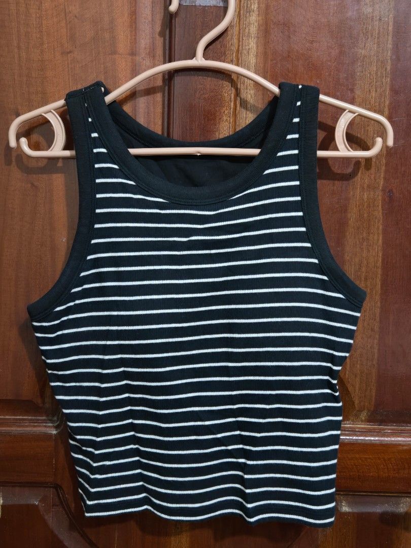 Uniqlo Ribbed Tank Top (Category: Sleeveless) located in Iloilo. Submitted by tcarchive (Listing ID 1421108172, Image 2). Description: Fits small-medium RFS: Decluttering.