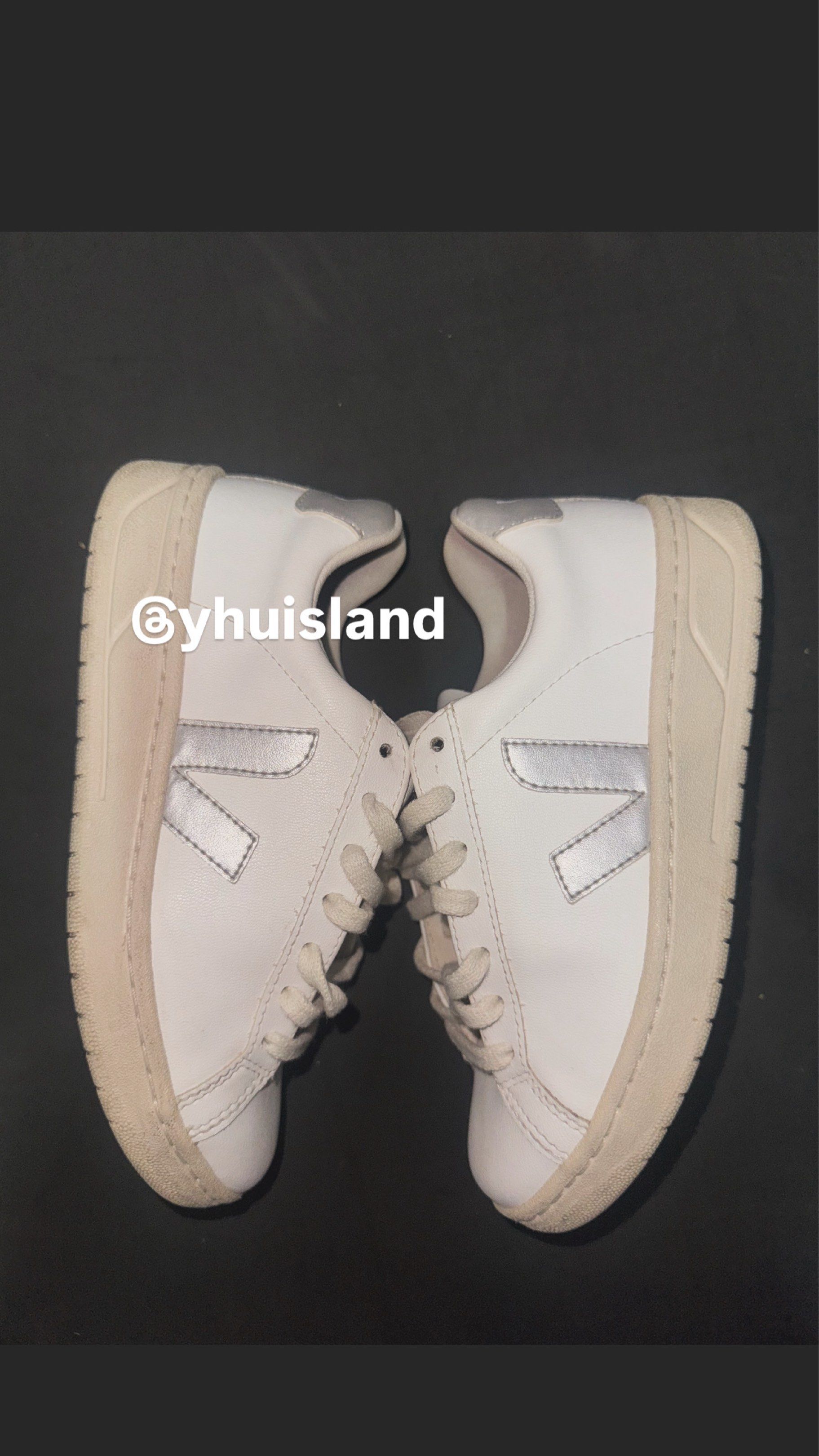 Veja Urca White Silver (Box Included). Negotiable! (Category: Sneakers) located in Cavite. Submitted by yhuisland (Listing ID 1420986754, Image 2). Description: Hello guys! I’m selling my Veja Urca (White Silver). Very very good condition. I got this from Shopbop (for 6k+, no sf fees). Negotiable! Size is 5. Although the box reflects a different sizing, their shoes run a little bigger since my actual foot size without allowance is 5, and it’s not