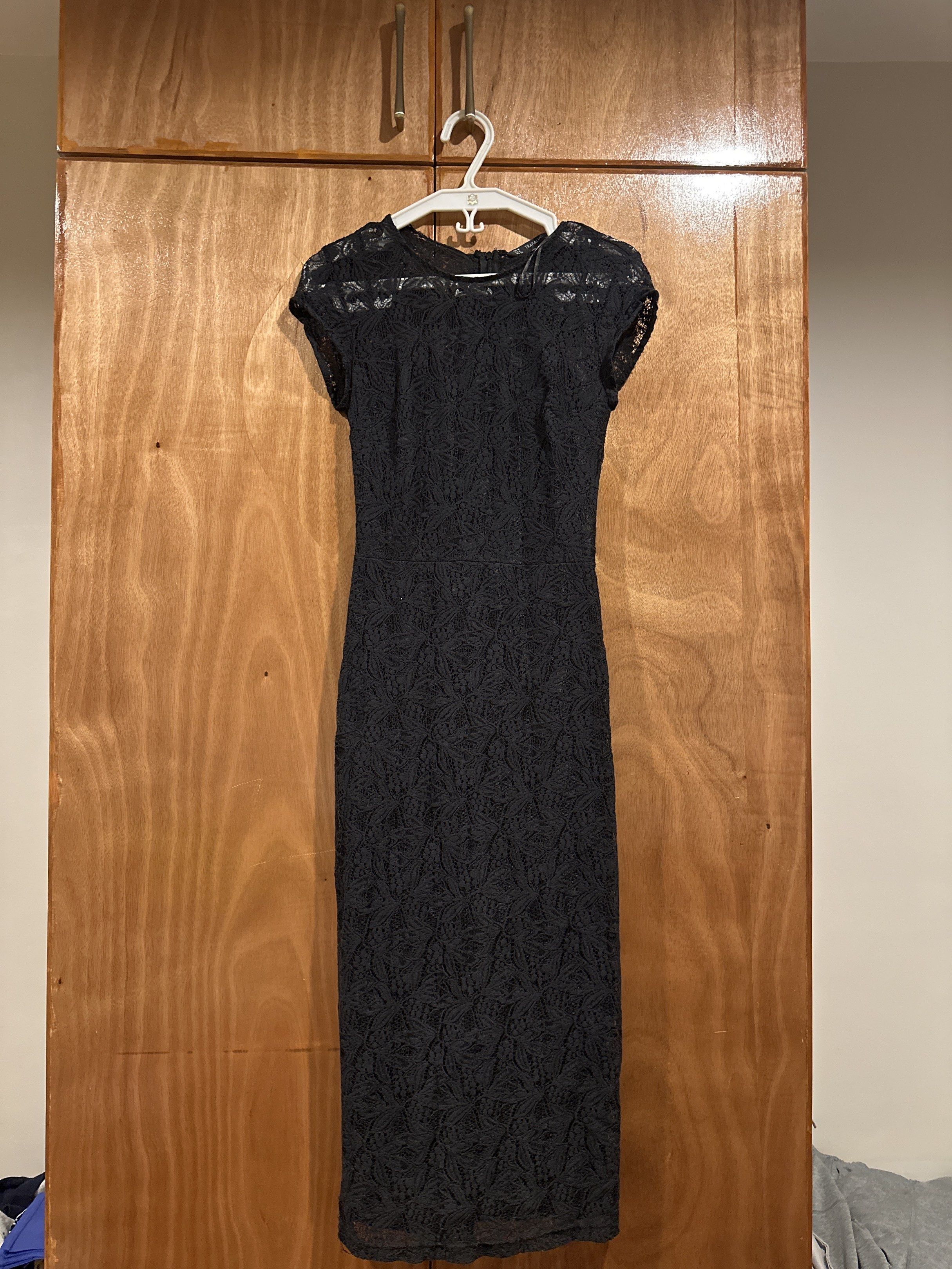 Zara Black Lace Dress (Category: Dresses) located in Las Pinas. Submitted by tramonto (Listing ID 1421027646, Image 1). Description: - Black lace dress - Round neckline - Cap sleeves - Fitted silhouette - Knee-length - Ideal for special occasions and evening wear -Body hugging!! Super flattering i swear!! -Rfs: not much occasions to attend to anymore 📍Las Piñas.