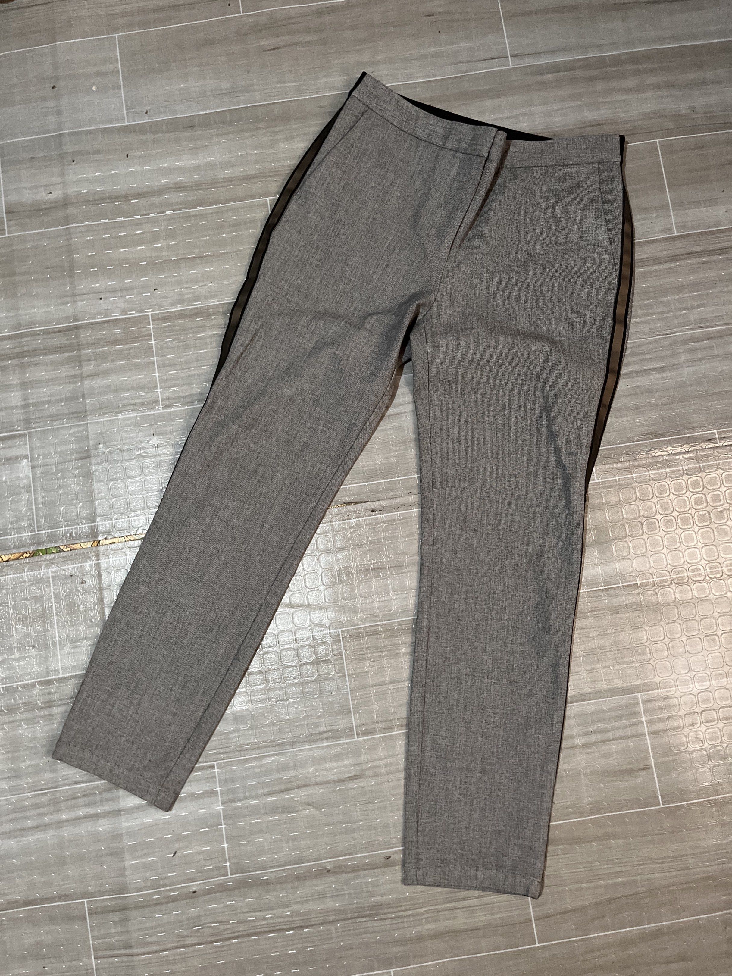 zara gray trouser pants with black and gray lining (Category: Other Bottoms) located in Apalit. Submitted by jd.eclutters (Listing ID 1421023492, Image 1). Description: ➫ good as new ➫ stretchy fabric ➫ very kapal ng tela ➫ unisex ➫ fits 27-28 ➫ rfs: nasa closet lang hehe 📍Apalit, Pampanga 🧾 Gcash 📦 J&T 💌 dm for nego & more infos! happy shopping! 🛒⋆⭒˚.⋆.