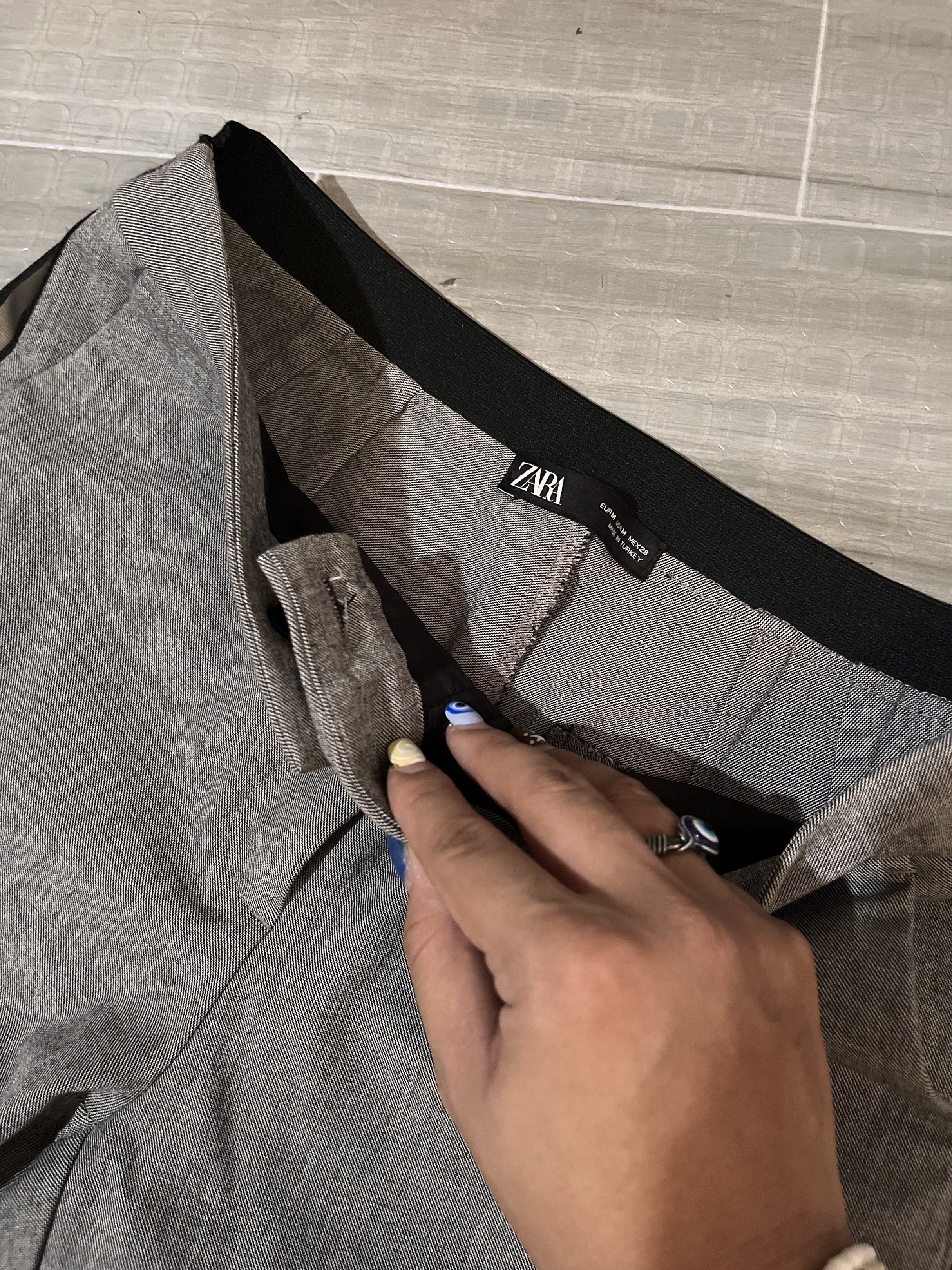 zara gray trouser pants with black and gray lining (Category: Other Bottoms) located in Apalit. Submitted by jd.eclutters (Listing ID 1421023492, Image 3). Description: ➫ good as new ➫ stretchy fabric ➫ very kapal ng tela ➫ unisex ➫ fits 27-28 ➫ rfs: nasa closet lang hehe 📍Apalit, Pampanga 🧾 Gcash 📦 J&T 💌 dm for nego & more infos! happy shopping! 🛒⋆⭒˚.⋆.