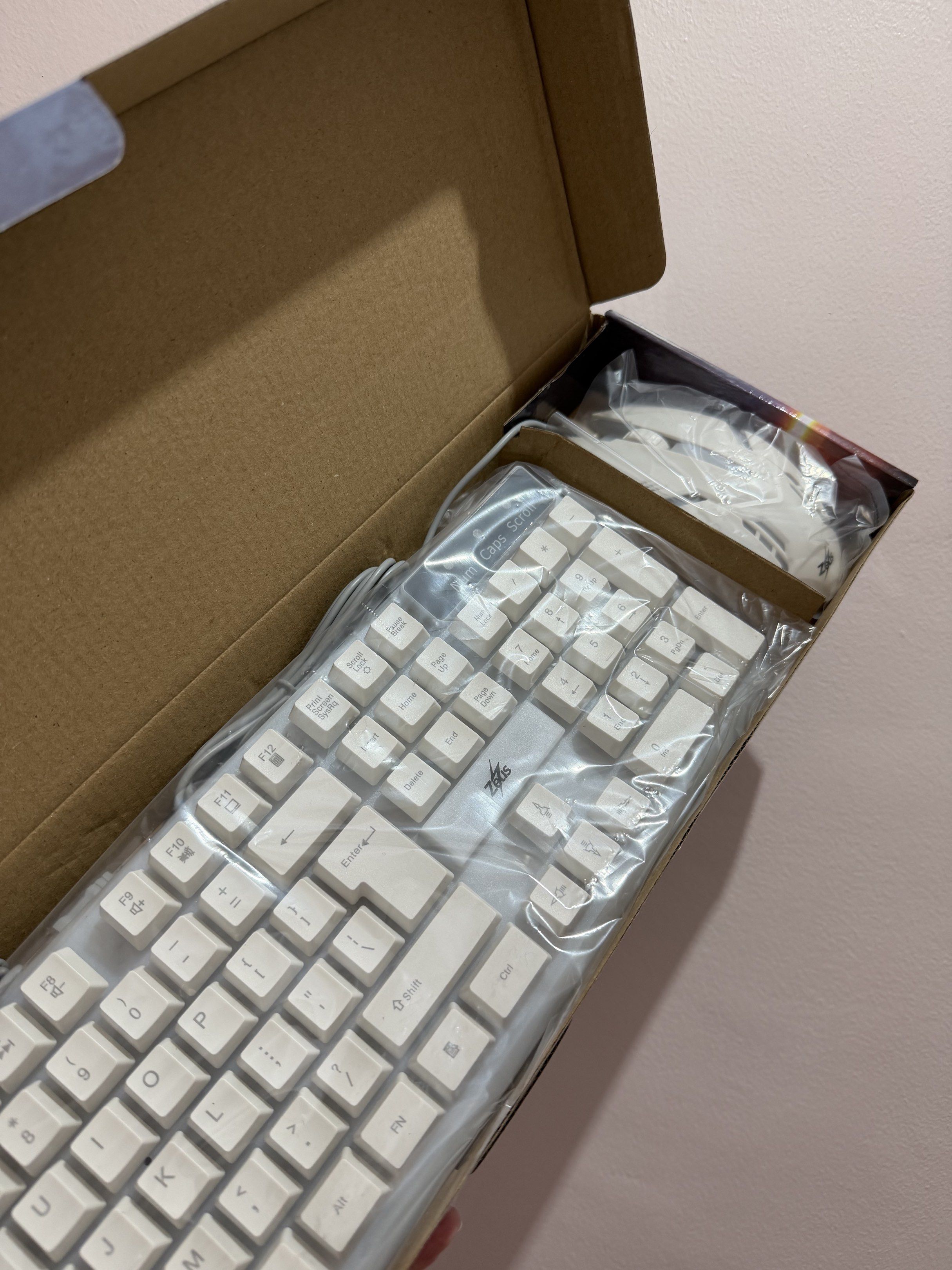 Zeus Gaming Mouse & Keyboard (Category: Computer Keyboard) located in Makati City. Submitted by cindiorella (Listing ID 1421049231, Image 3). Description: .
