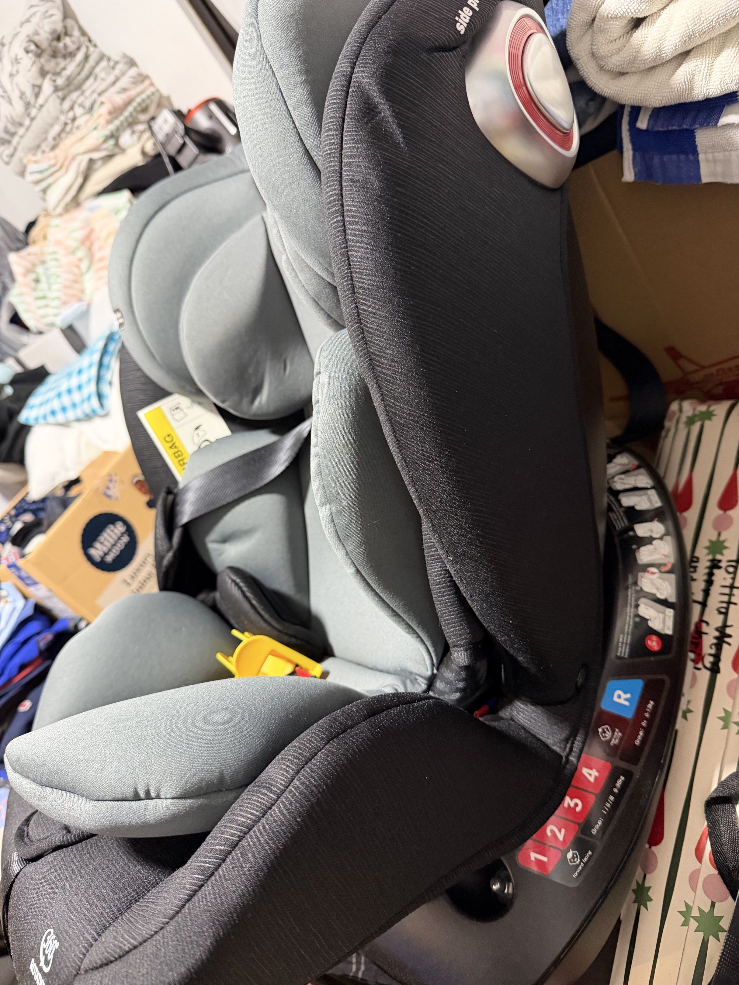 360 Rotation Car Seat (Category: Car Seats) located in Makati City. Submitted by marowebg (Listing ID 1421205671, Image 3). Description: - 360-degree rotating car seat - Side protection bumpers - Adjustable settings - Gray and black color.