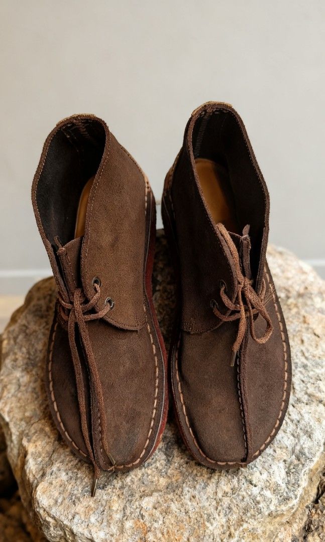 💯 Clarks High Desert Trek Boots Brown Suede 7us (Category: Boots) located in General Mariano Alvarez. Submitted by randzwurkz85264 (Listing ID 1421189754, Image 2). Description: - Clarks desert boots - Brown suede - US size 7, UK 6.5 - Lace-up design - Stitched sole - Classic desert trek boot silhouette - Distinctive logo on heel - Ideal for casual/rugged wear.
