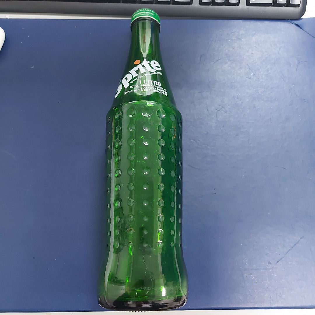 『懷古品』可口可樂 Sprite 雪碧 1公升 汽水樽 (90年代 產物), 興趣及遊戲, 收藏品及紀念品, 古董收藏 - Carousell