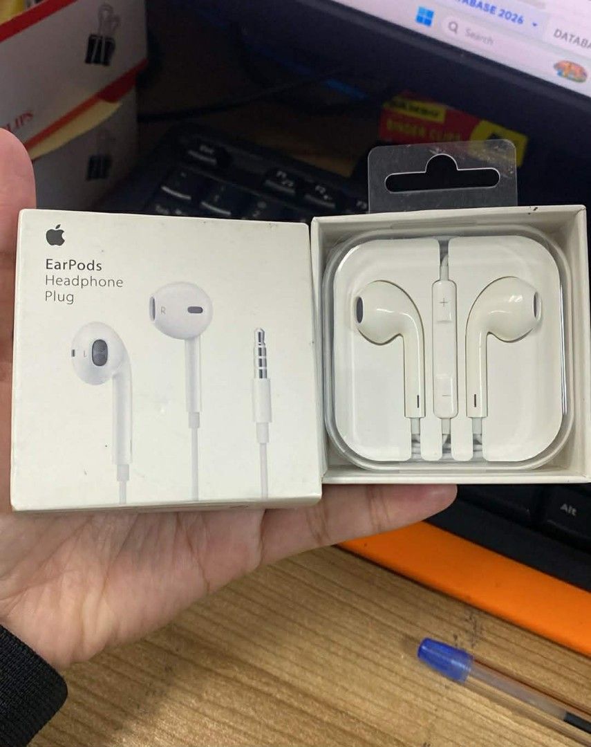 Apple EarPods Headphone Plug (Category: Earphones) located in Manila. Submitted by pricious (Listing ID 1421291654, Image 1). Description: - Genuine EarPods - 3.5mm headphone plug - Comes with original packaging - Classic white design.