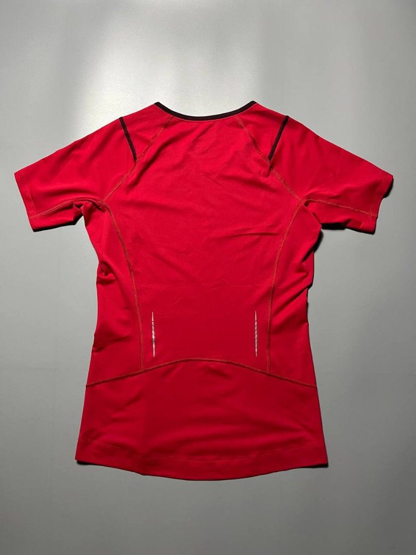 Arc'teryx Short Sleeve Shirt (Category: Tshirts & Polo Shirts ) located in Lucena. Submitted by sth.archvl (Listing ID 1421258953, Image 2). Description: - Arc'teryx Motus Crew S/S Running shirt - Crew neck with maroon trim - Arc'teryx logo on front - Fitted design - Size: S/P - Made in Vietnam Dimes 17 pit to pit 25 Length front/ 26 back.