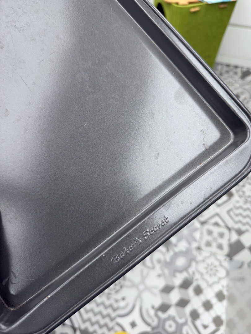 BAKER’S SECRET BAKING PAN (Category: Bakeware) located in Mandaluyong City. Submitted by declutteringmylife101 (Listing ID 1421155352, Image 3). Description: - Baker's Secret Baking Pan - Perfect for baking cookies, pastries, etc. -size: around 35 cm x 25 cm - Delivery via LALAMOVE or Grab (c/o buyer) -15 pcs available -discounts available for bulk .