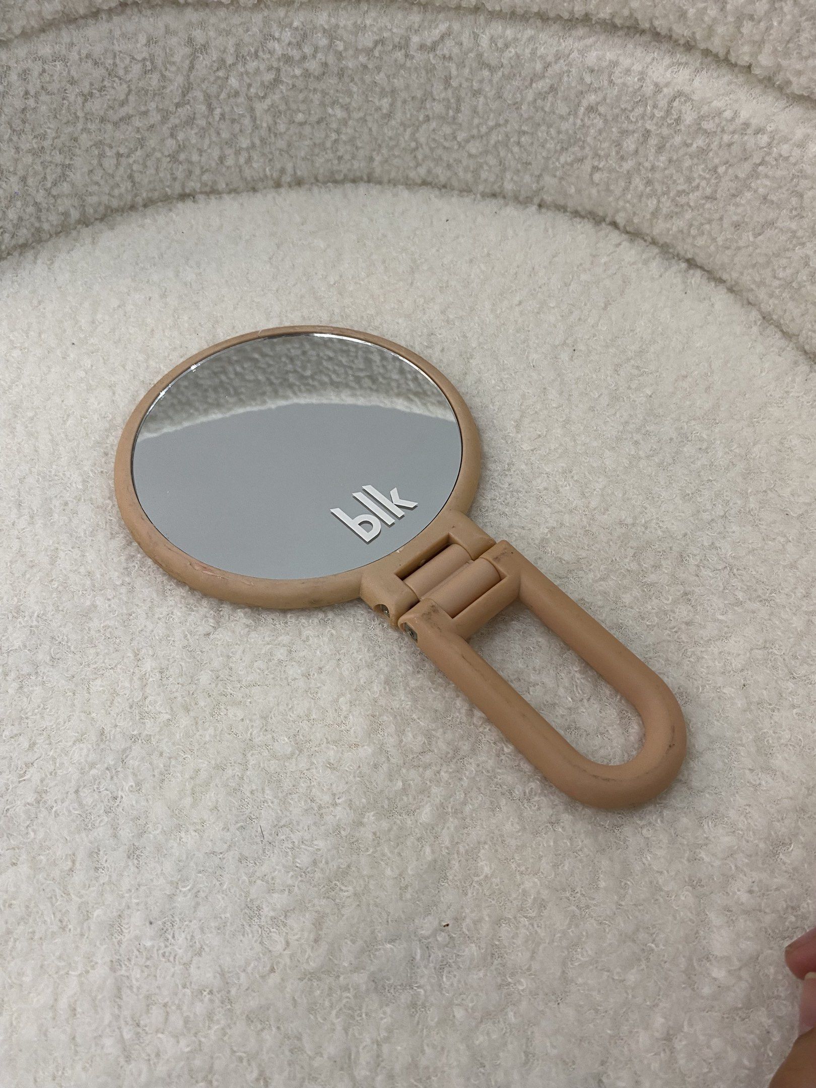 blk Compact Mirror (Category: Mirrors) located in Mandaluyong City. Submitted by annemnl09 (Listing ID 1421176356, Image 2). Description: - BLK compact mirror - Round side by side mirror (regulat and 2x) - light pink color - Foldable handle - BLK logo visible Rfs: declutterring .