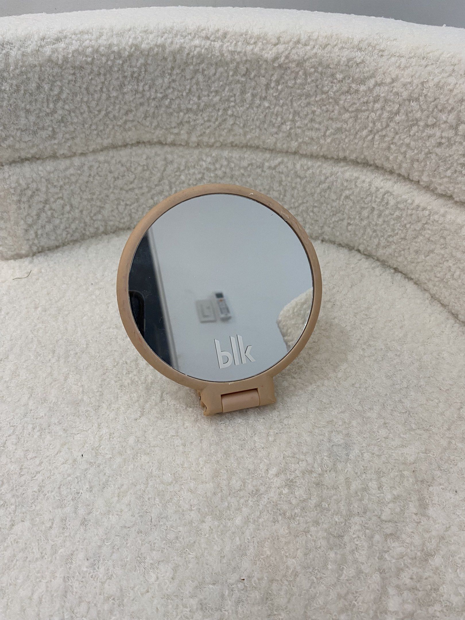 blk Compact Mirror (Category: Mirrors) located in Mandaluyong City. Submitted by annemnl09 (Listing ID 1421176356, Image 3). Description: - BLK compact mirror - Round side by side mirror (regulat and 2x) - light pink color - Foldable handle - BLK logo visible Rfs: declutterring .
