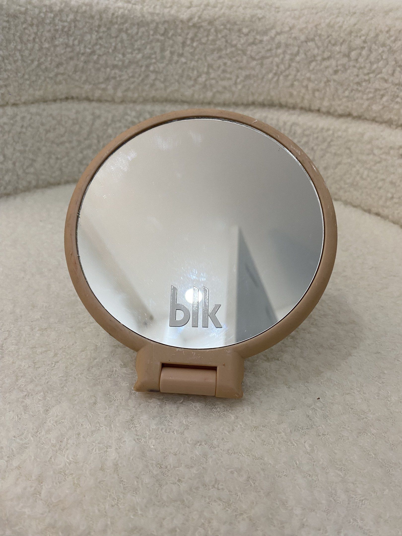 blk Compact Mirror (Category: Mirrors) located in Mandaluyong City. Submitted by annemnl09 (Listing ID 1421176356, Image 1). Description: - BLK compact mirror - Round side by side mirror (regulat and 2x) - light pink color - Foldable handle - BLK logo visible Rfs: declutterring .