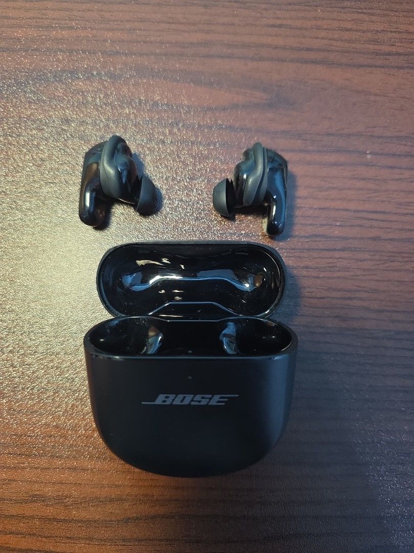 Bose Earbuds with Charging Case ( One side working )65561370233985113