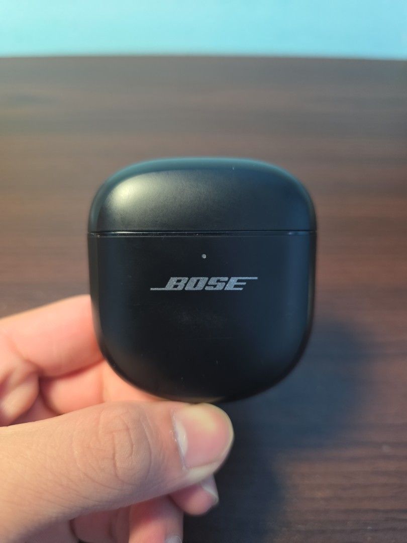 Bose Earbuds with Charging Case ( One side working )