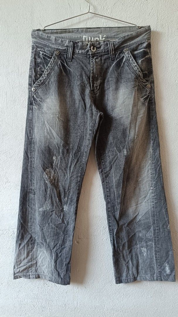 Baggy Buckaroo Jeans (Category: Jeans) located in Cagayan de Oro. Submitted by tryzumclothing292513 (Listing ID 1421183329, Image 1). Description: - Buckaroo Jeans - Faded grey wash - Straight leg cut - Distressed look - Button closure with Buckaroo logo - Unique back pocket design - Leather Buckaroo logo patch.