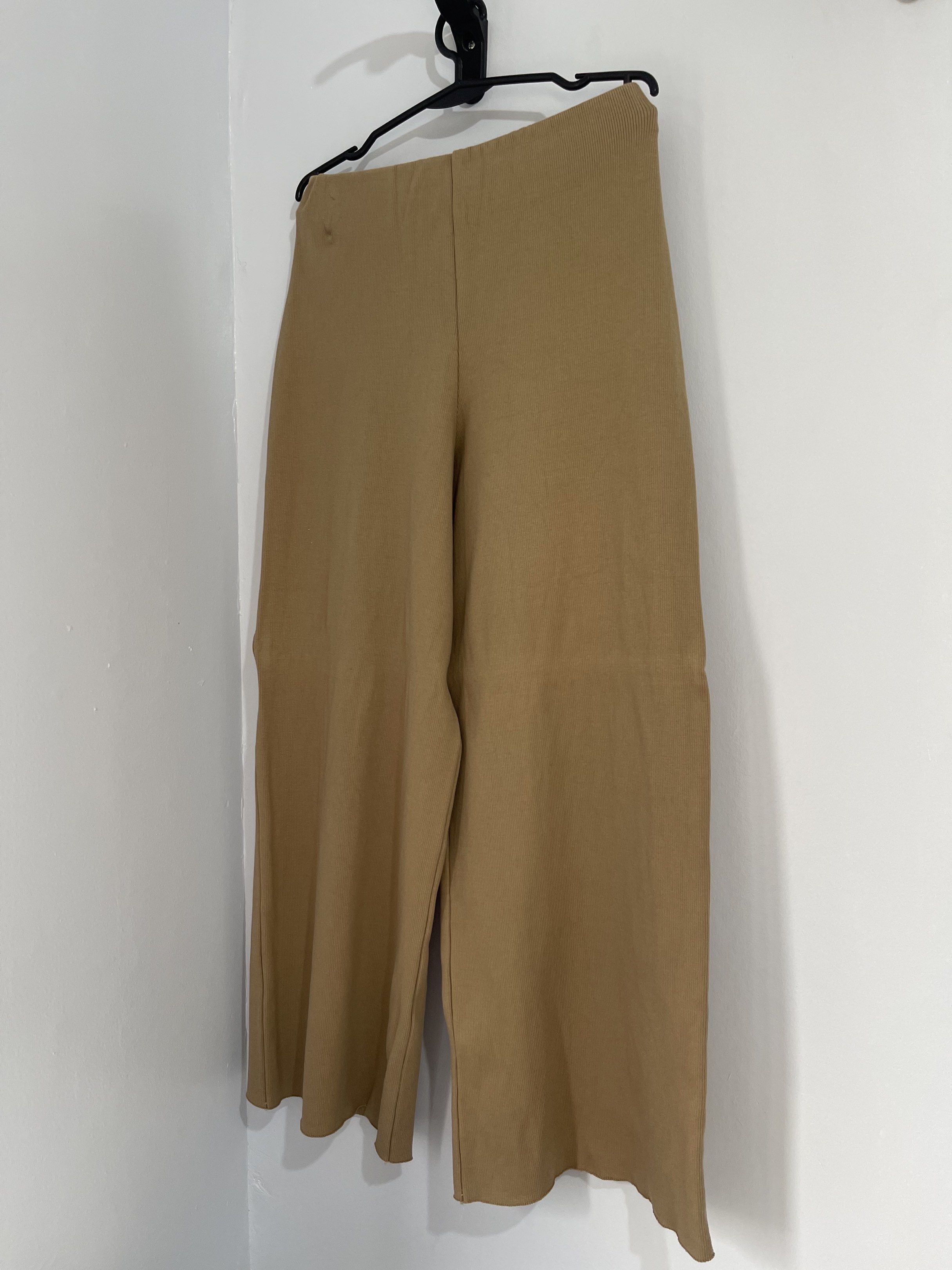 Calista Apparel Wide Leg Pants (Category: Other Bottoms) located in Taguig. Submitted by cs4lt (Listing ID 1421157785, Image 3). Description: - Tan wide-leg pants - Relaxed fit - Soft, flowing fabric - Versatile for various tops - Ideal for casual outings.