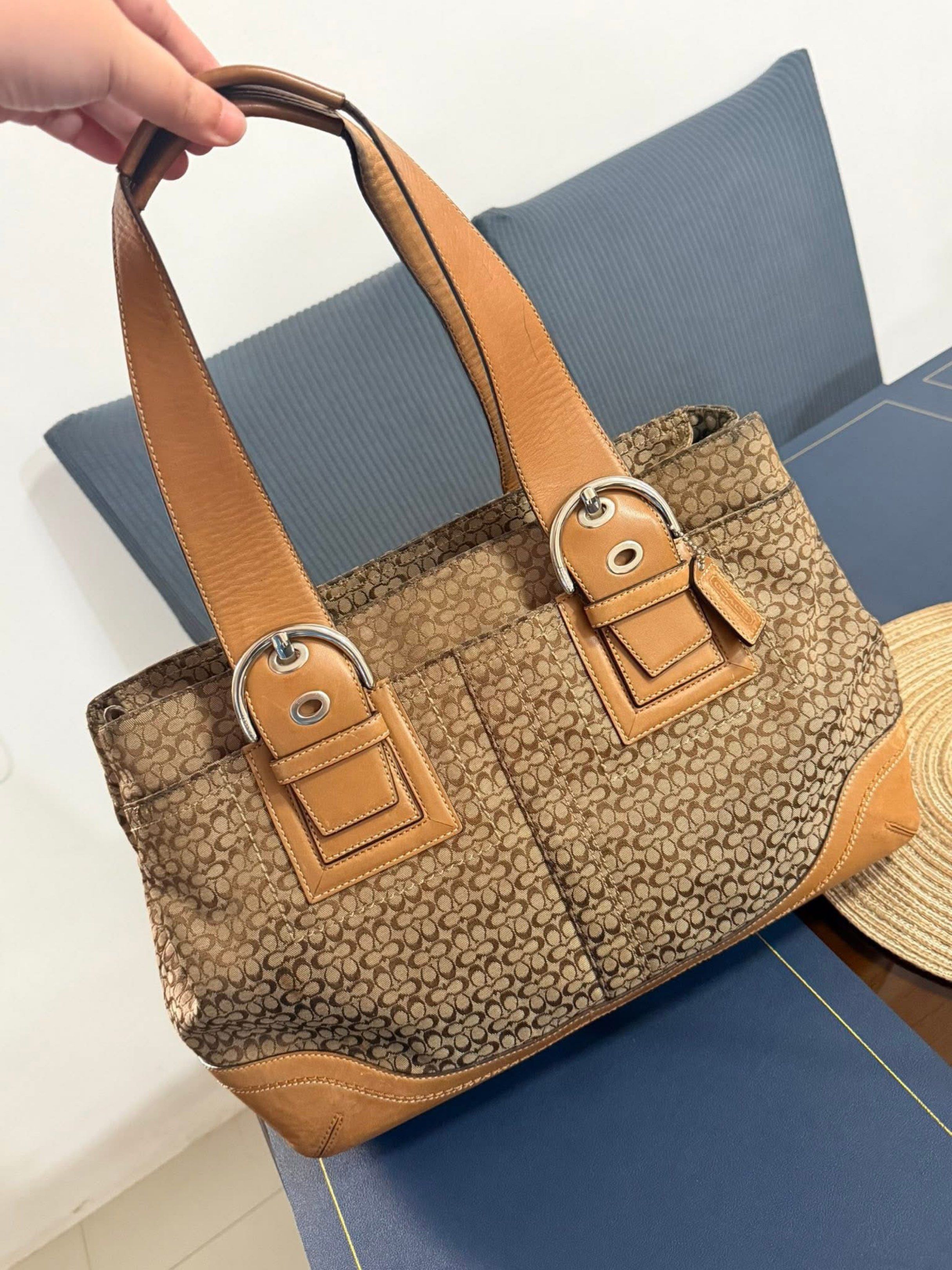 Coach Signature Tote Bag (Category: Luxury Bags & Wallets) located in Santa Rosa. Submitted by ninjalei (Listing ID 1421149150, Image 1). Description: .
