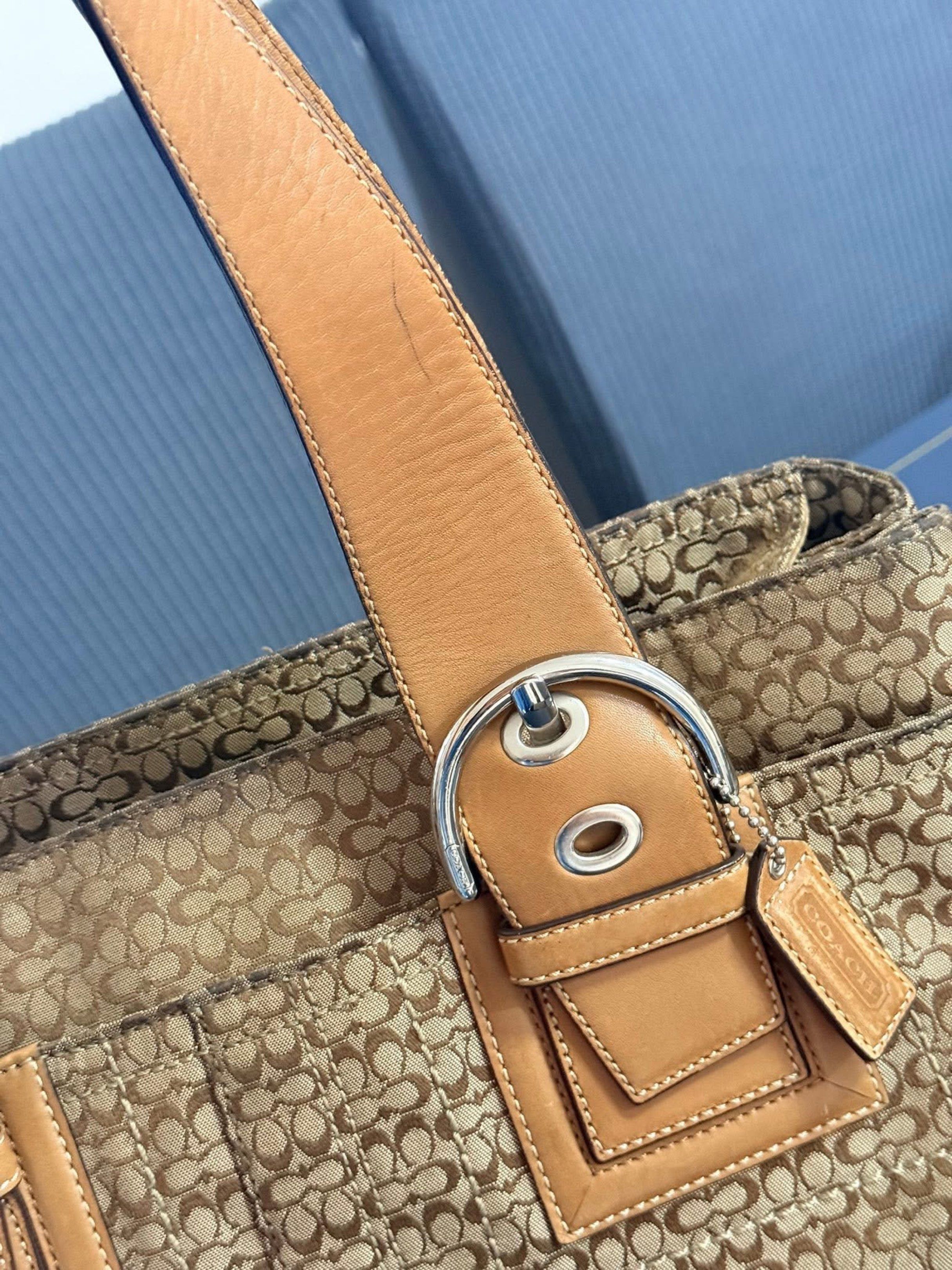 Coach Signature Tote Bag (Category: Luxury Bags & Wallets) located in Santa Rosa. Submitted by ninjalei (Listing ID 1421149150, Image 3). Description: .