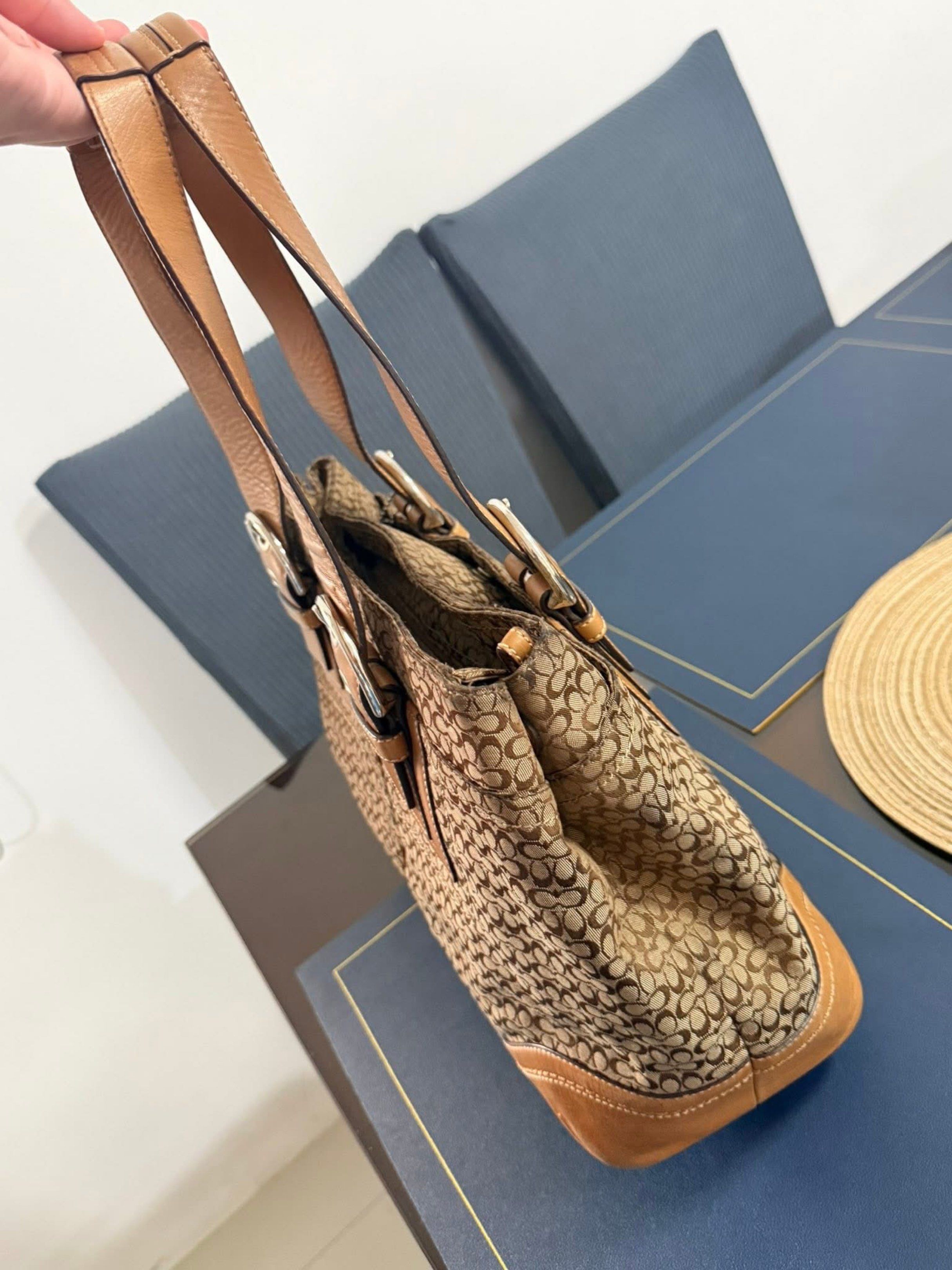Coach Signature Tote Bag (Category: Luxury Bags & Wallets) located in Santa Rosa. Submitted by ninjalei (Listing ID 1421149150, Image 2). Description: .